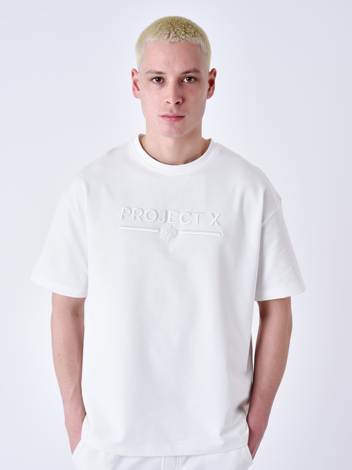 tee-shirt-classique-full-logo-broderie-4874-blanc-casse-modelshot