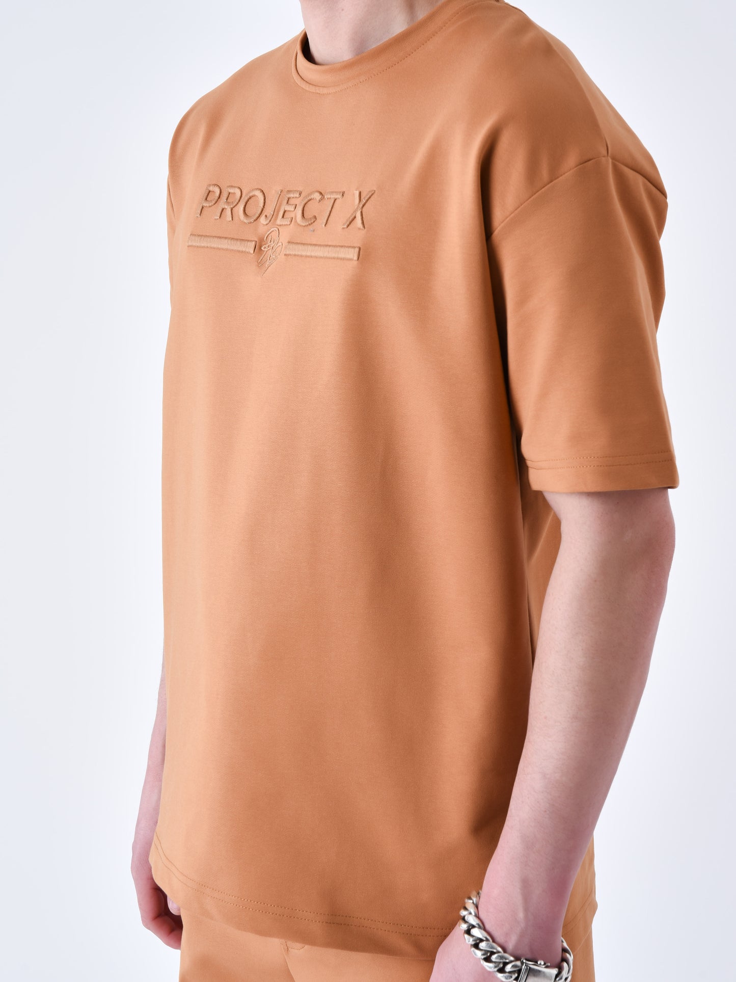 tee-shirt-classique-full-logo-broderie-4874-camel-modelshot