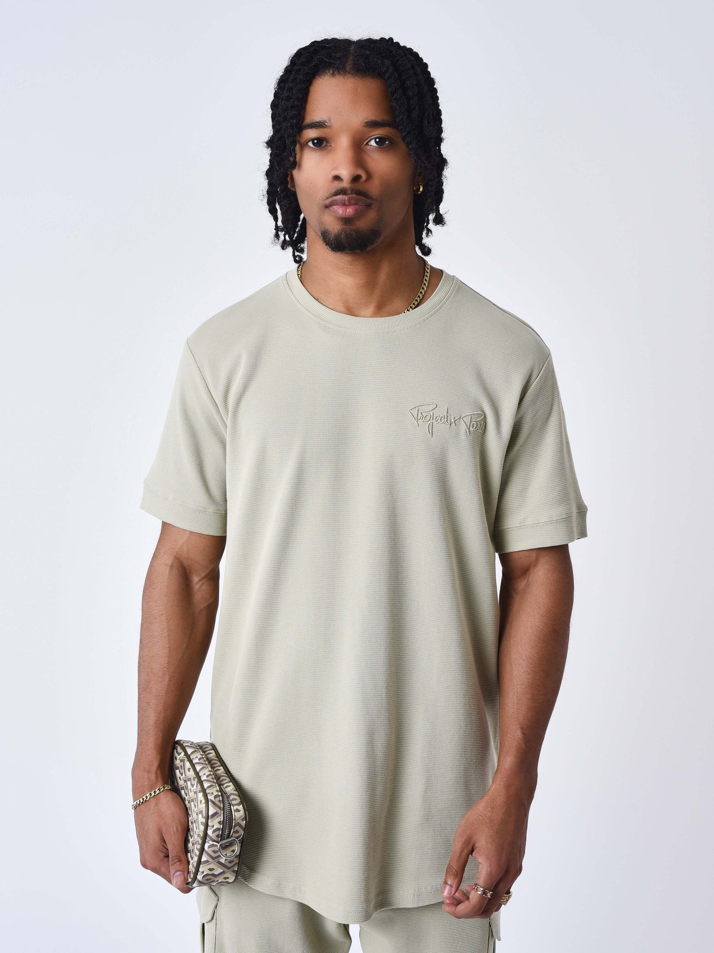 tee-shirt-classique-texture-vert-d-eau-modelshot
