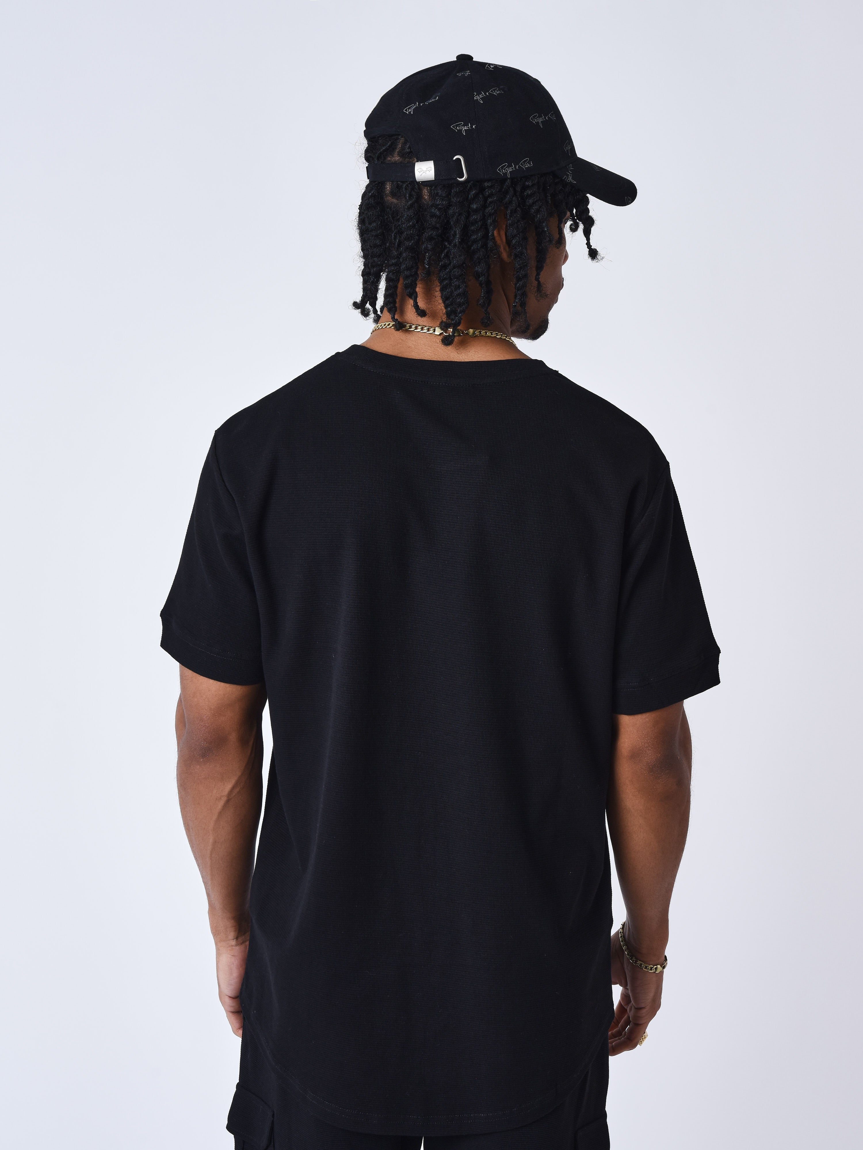 tee-shirt-classique-texture-noir-modelshot
