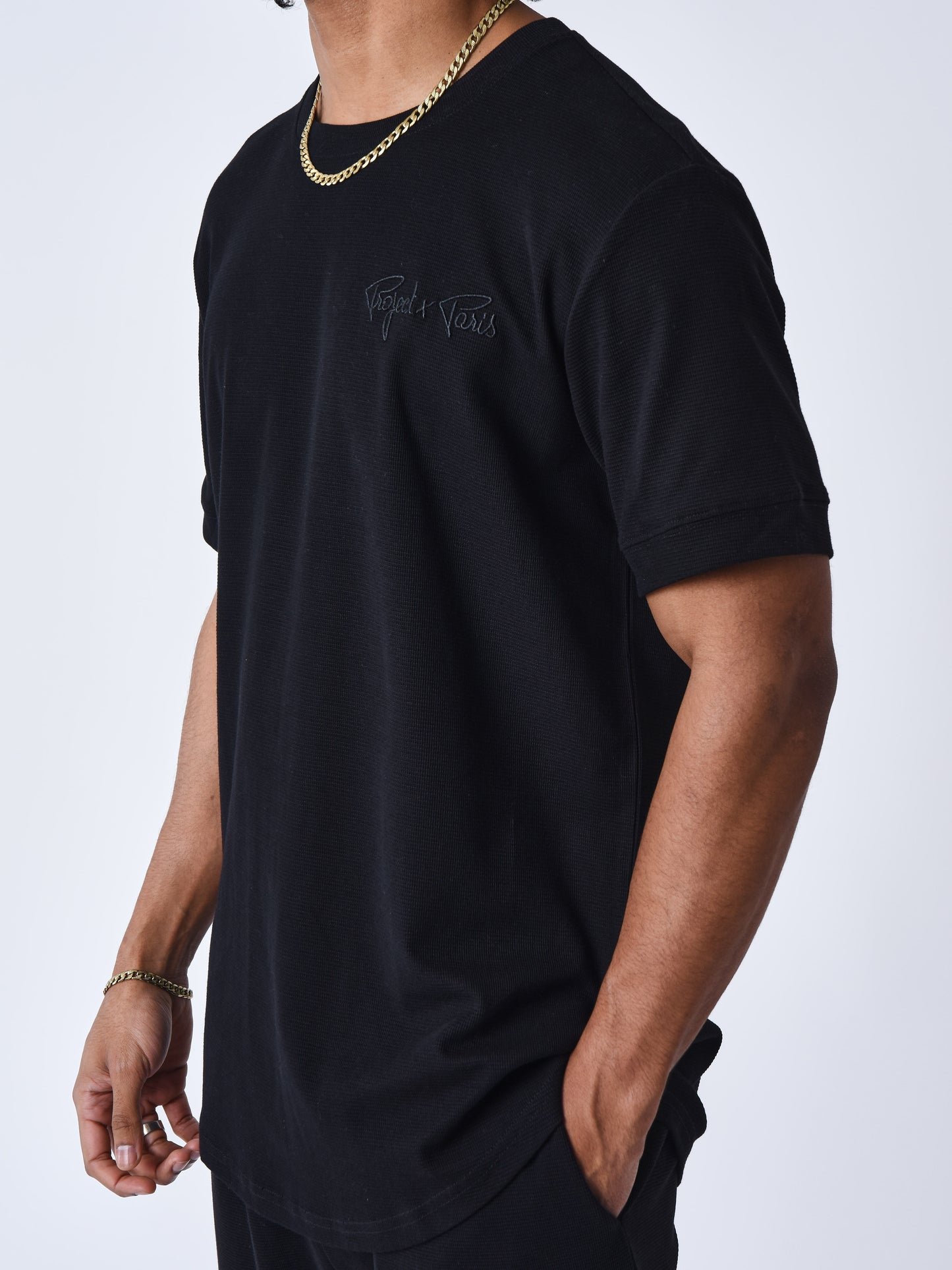 tee-shirt-classique-texture-noir-modelshot