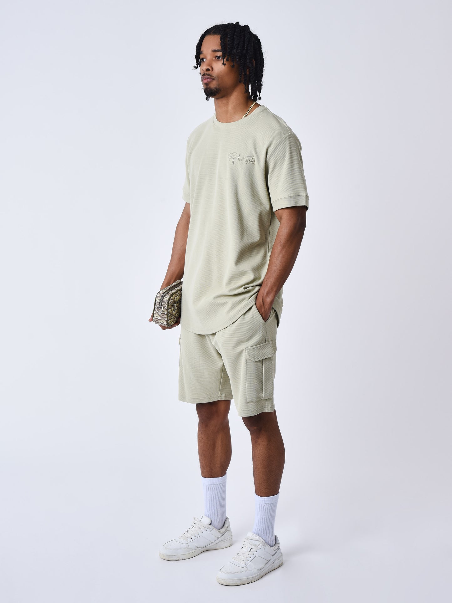 tee-shirt-classique-texture-vert-d-eau-modelshot