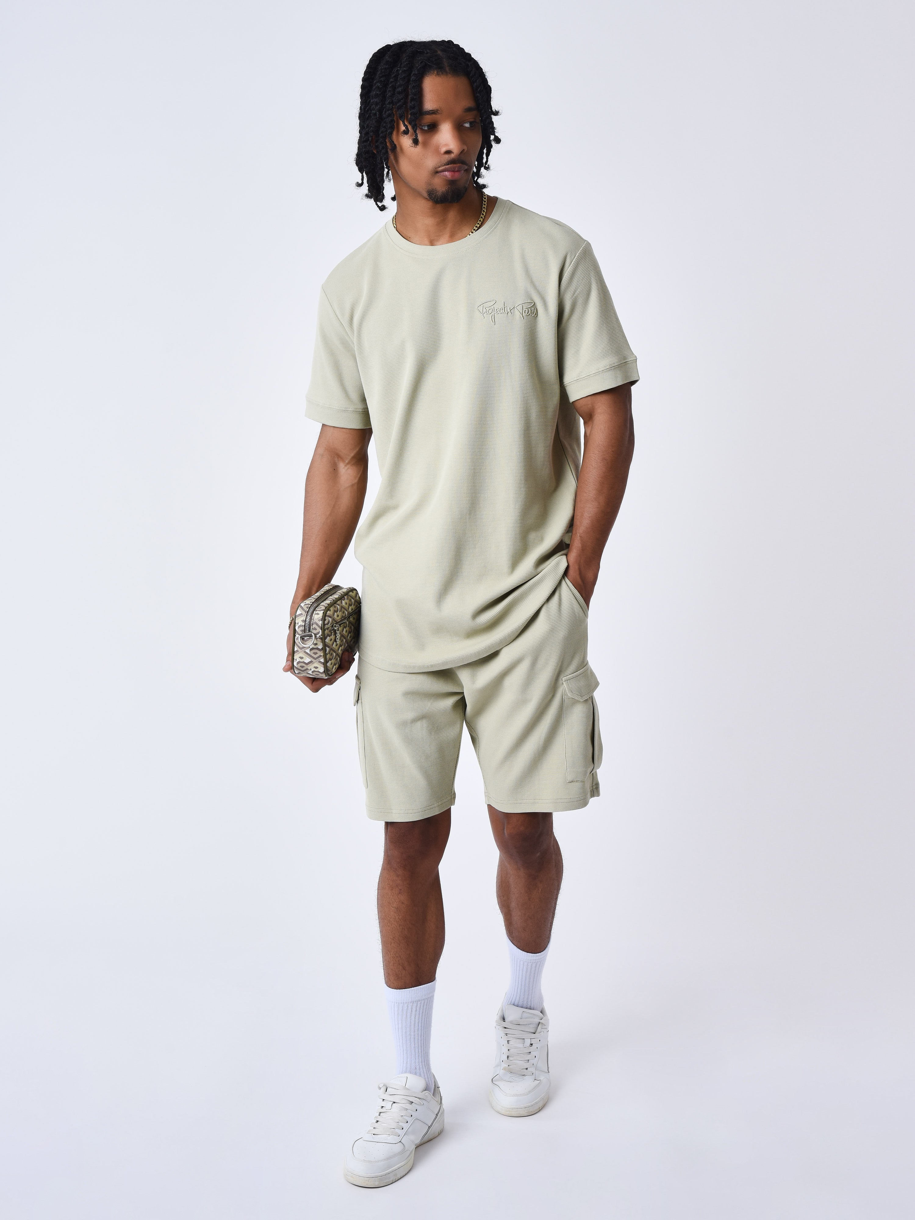 tee-shirt-classique-texture-vert-d-eau-modelshot