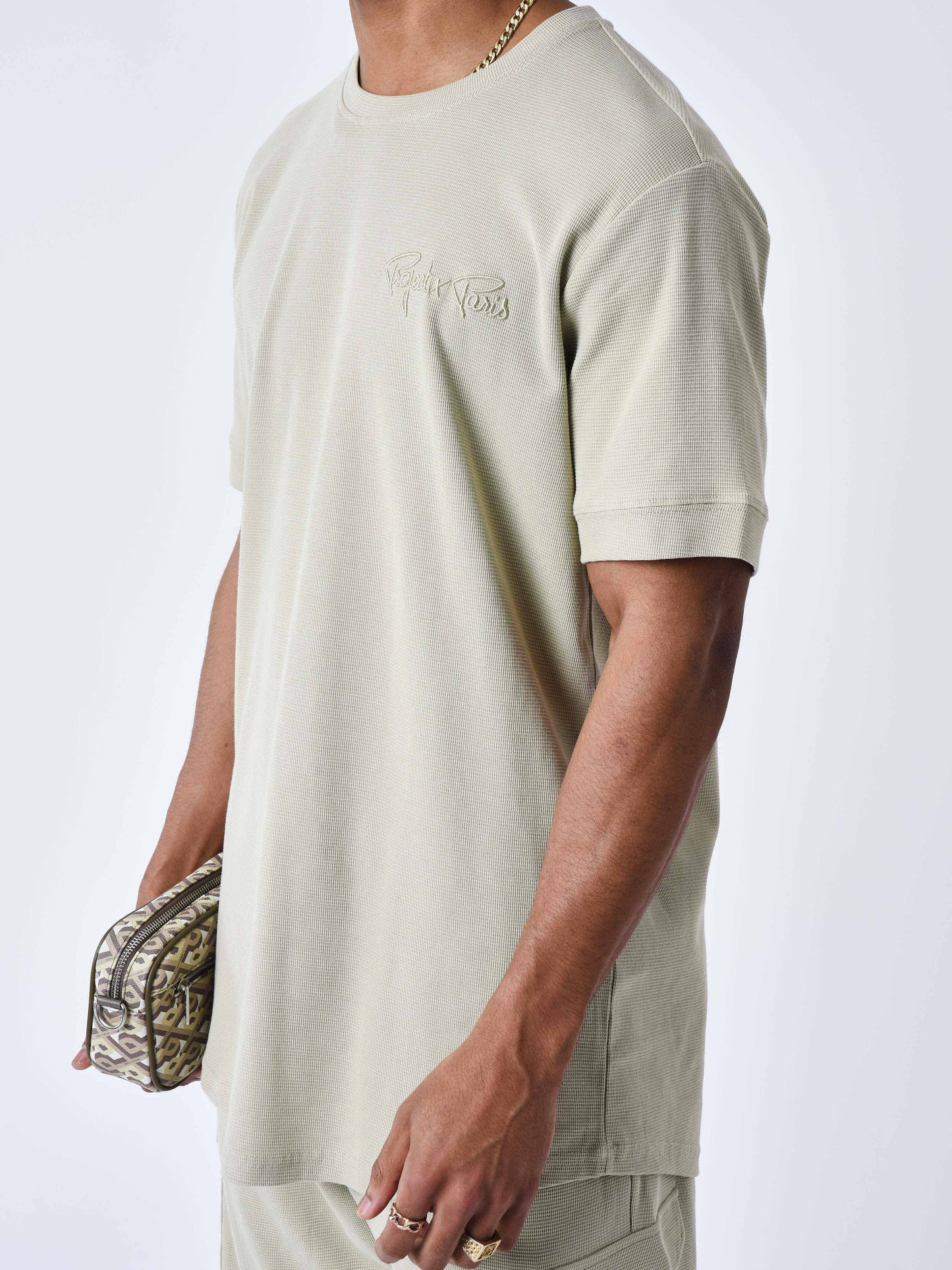 tee-shirt-classique-texture-vert-d-eau-modelshot