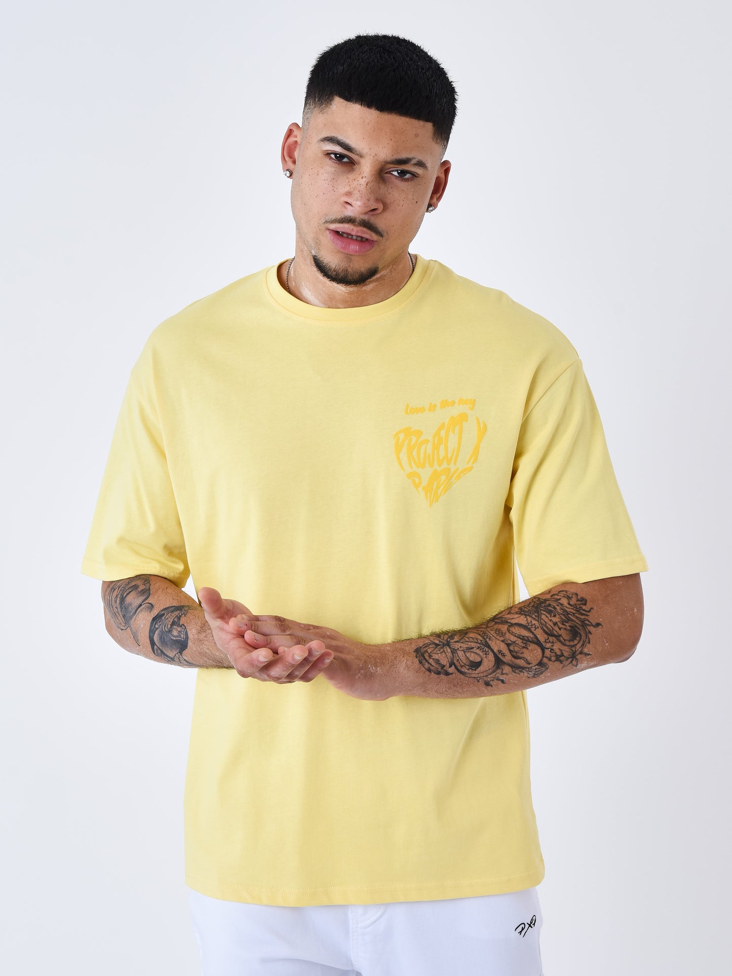 tee-shirt-coeur-de-project-x-paris-jaune-modelshot