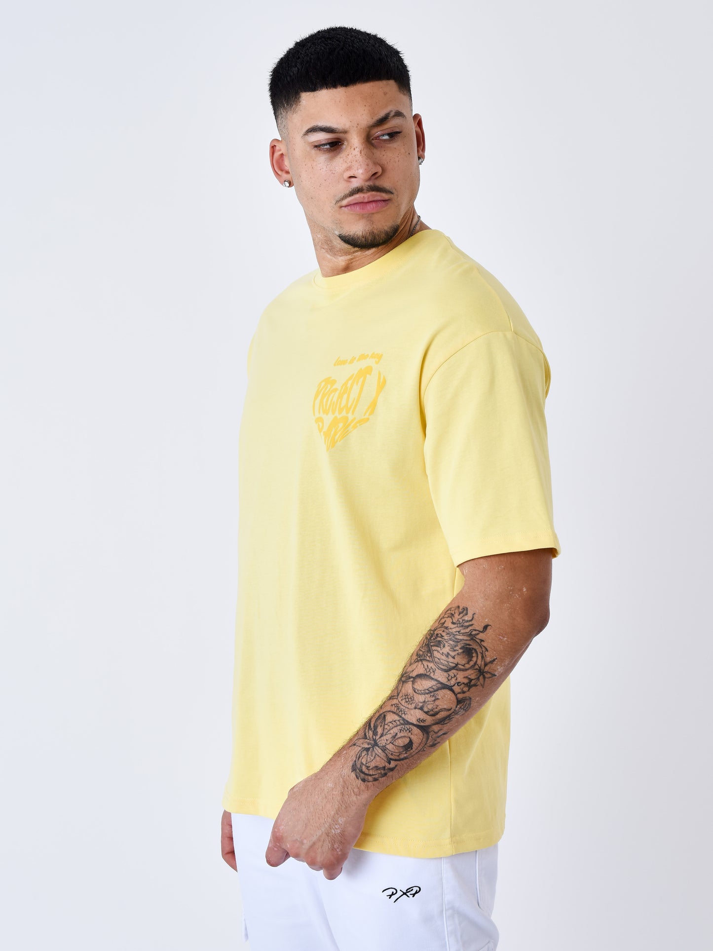 tee-shirt-coeur-de-project-x-paris-jaune-modelshot