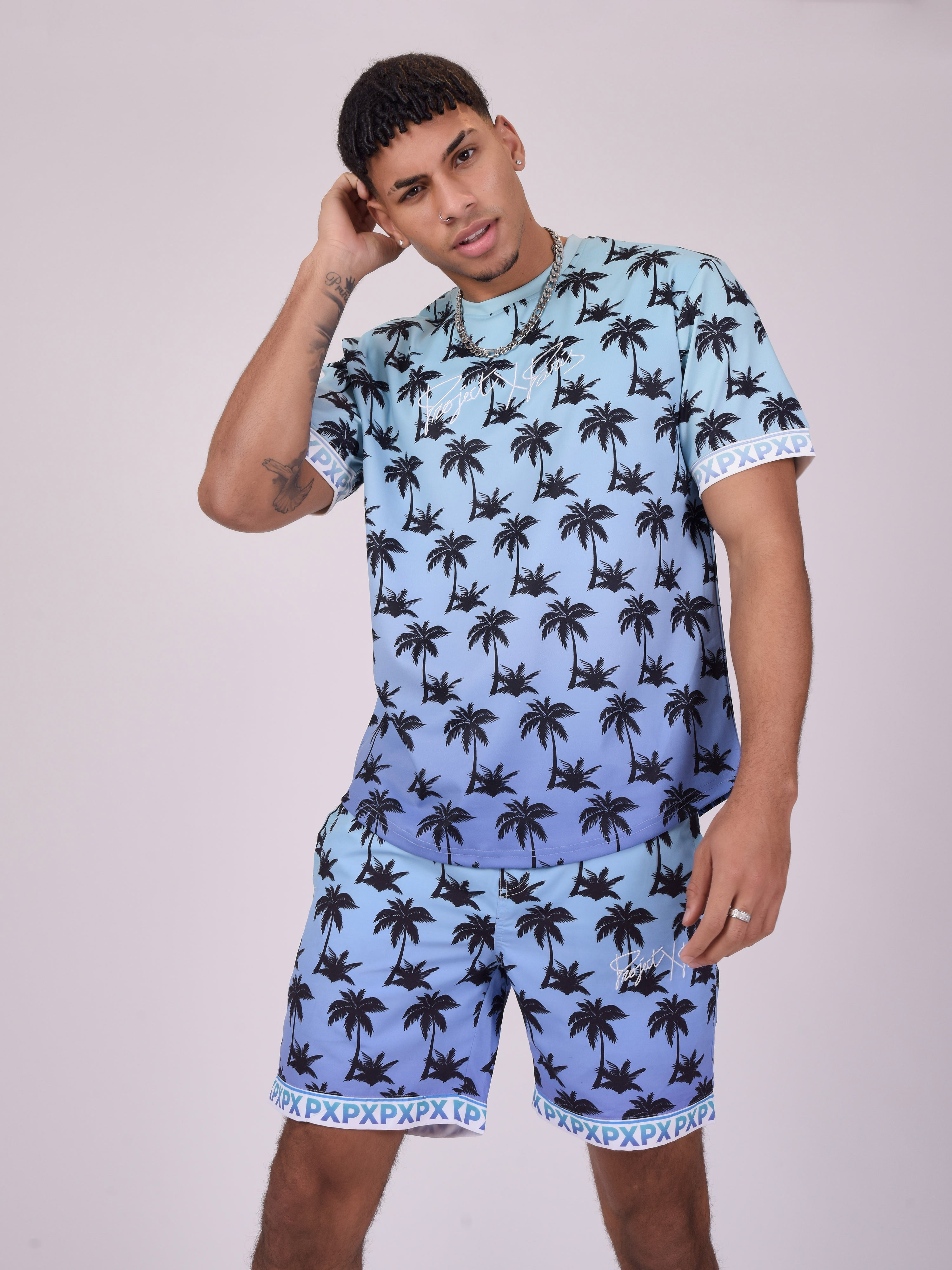 tee-shirt-imprime-palmier-degrade-bleu
