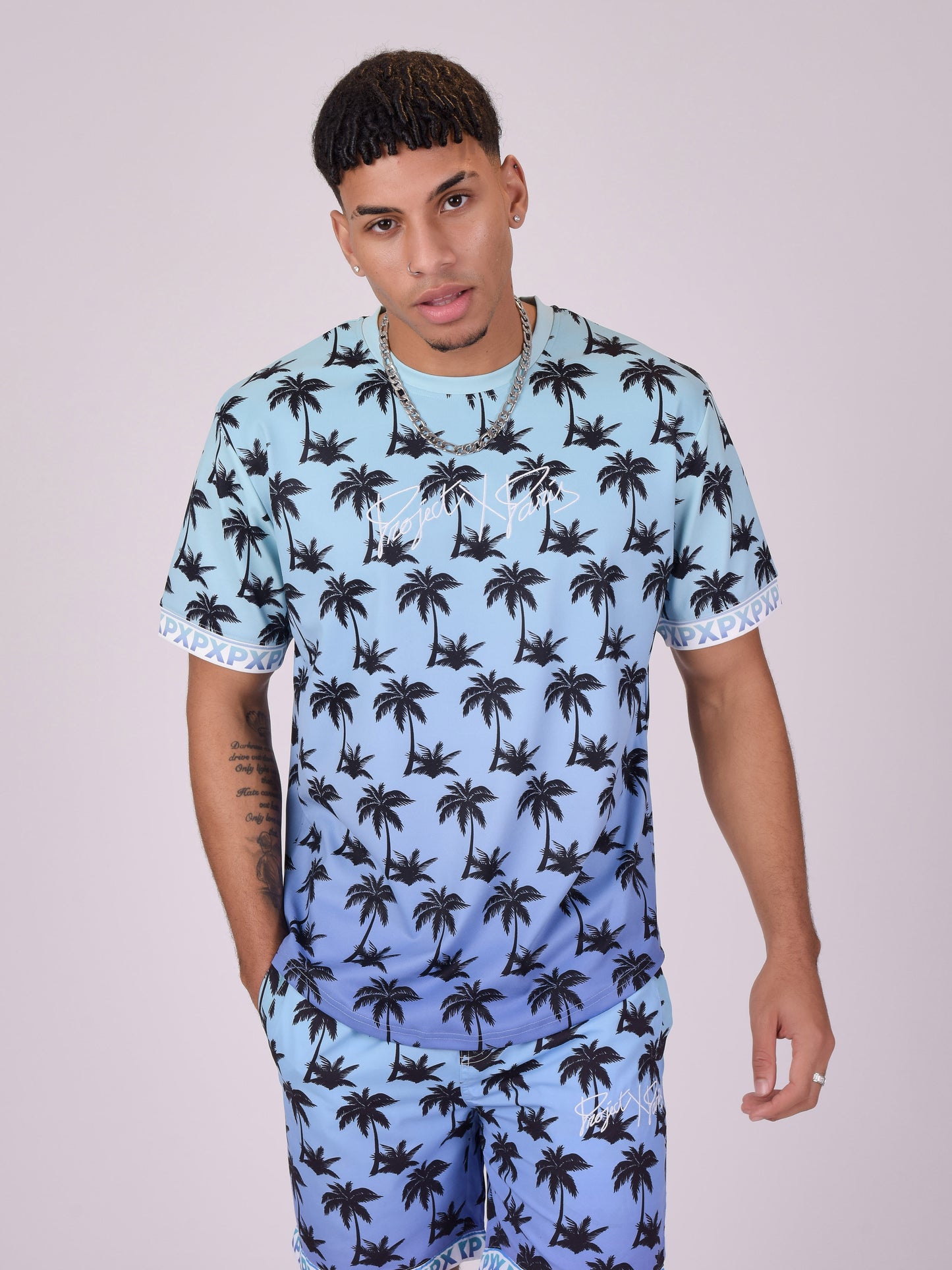 tee-shirt-imprime-palmier-degrade-bleu