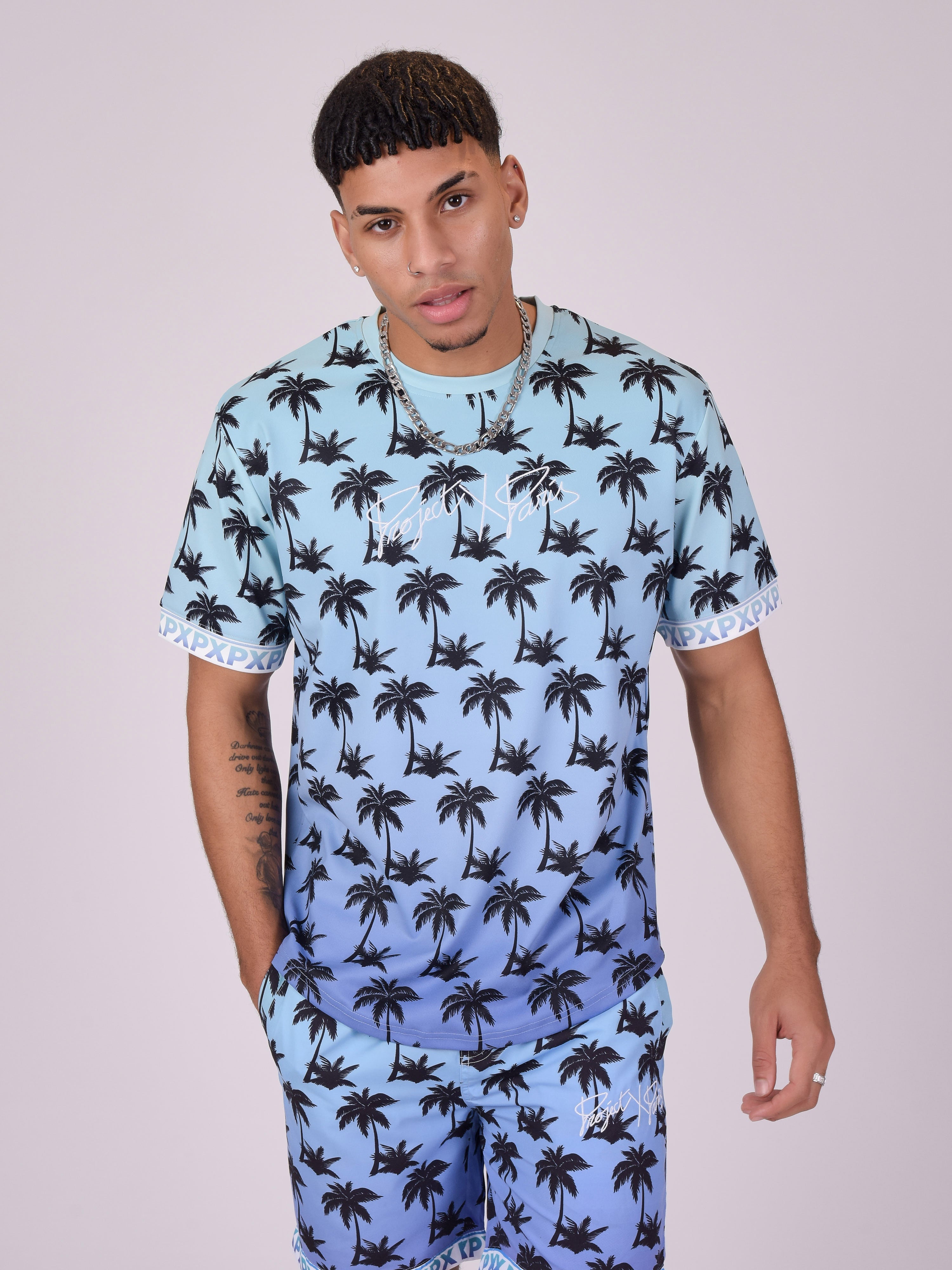 tee-shirt-imprime-palmier-degrade-bleu