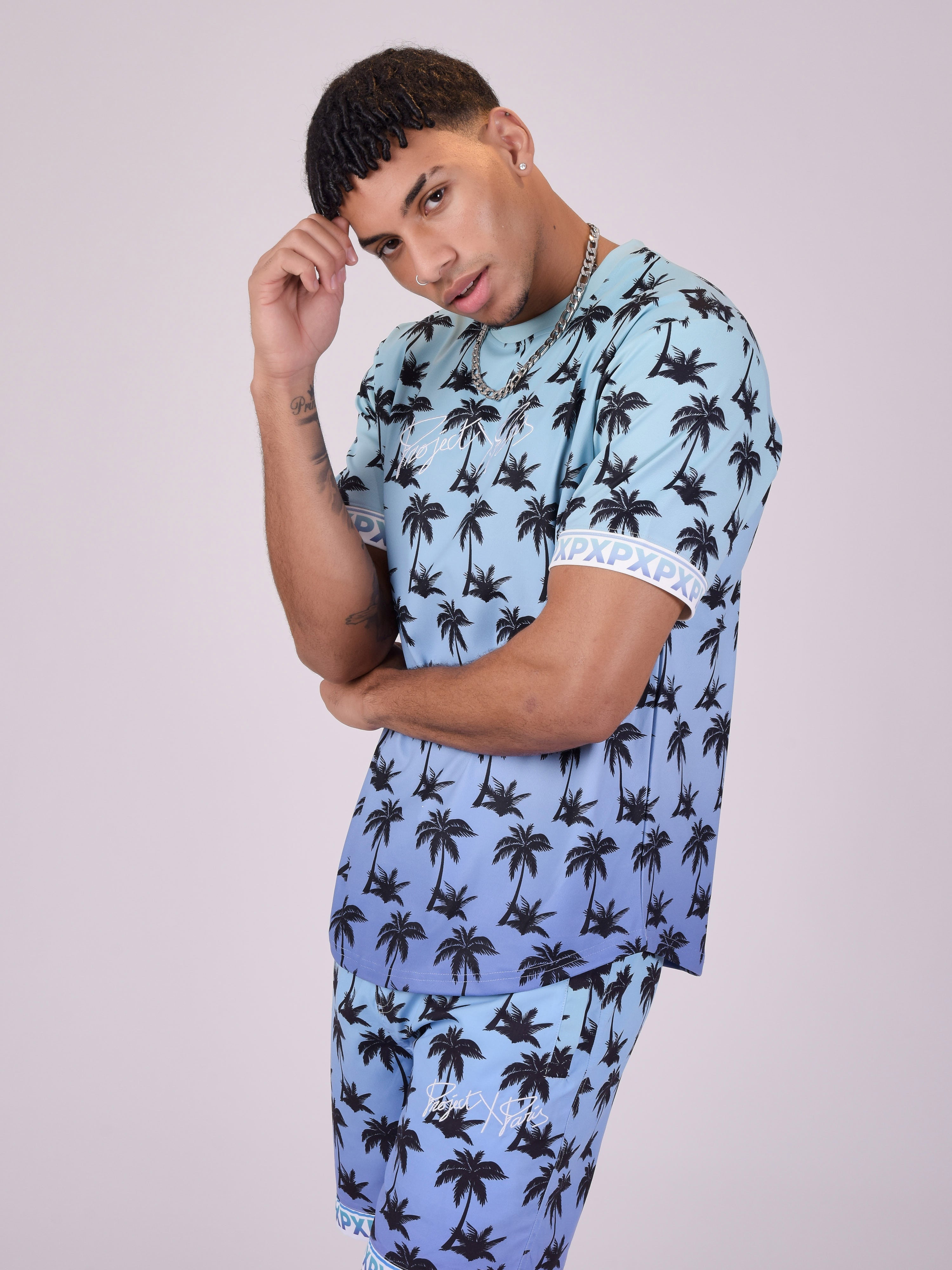 tee-shirt-imprime-palmier-degrade-bleu