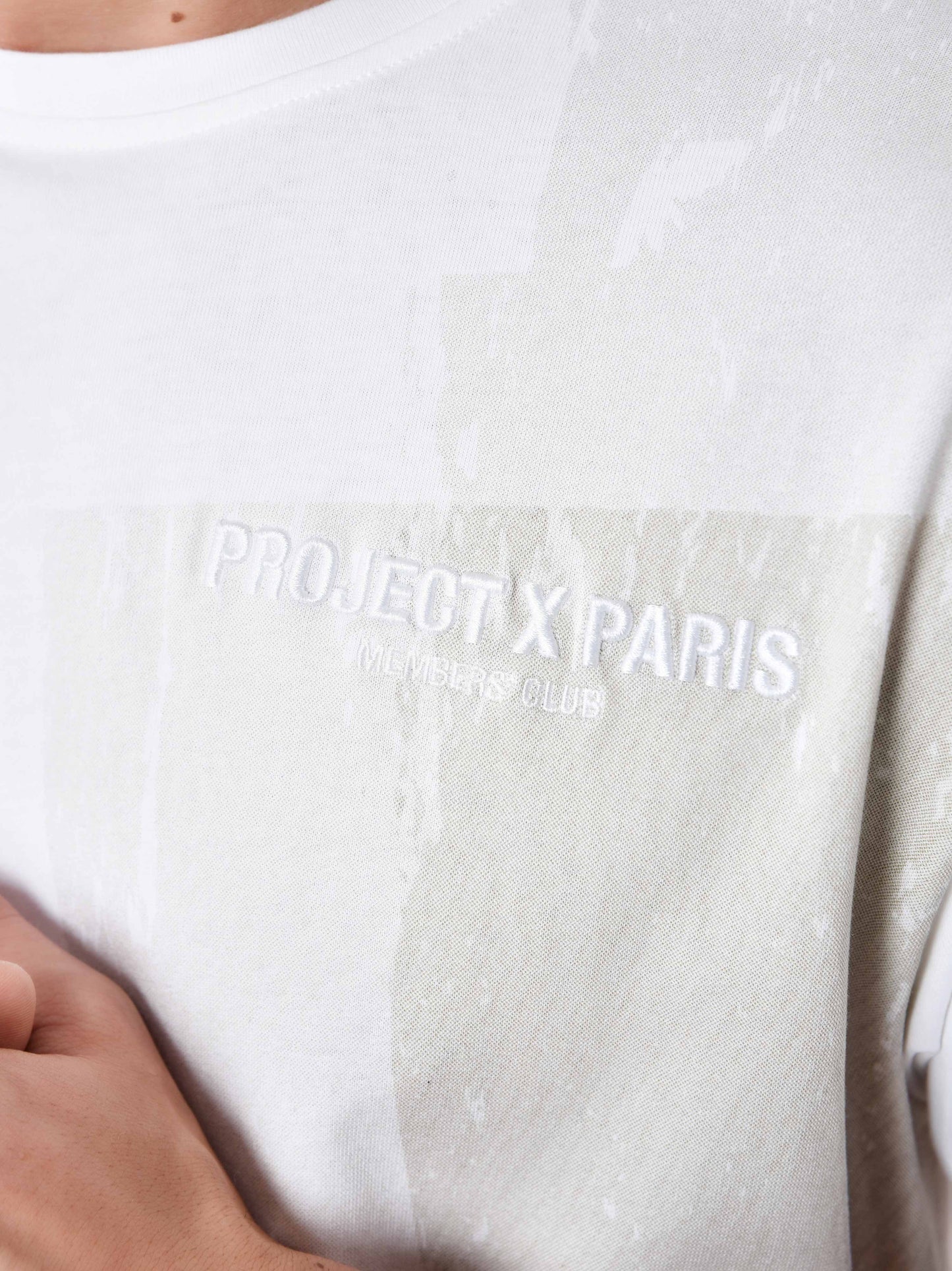 tee-shirt-imprime-rouleau-de-peinture-blanc-casse