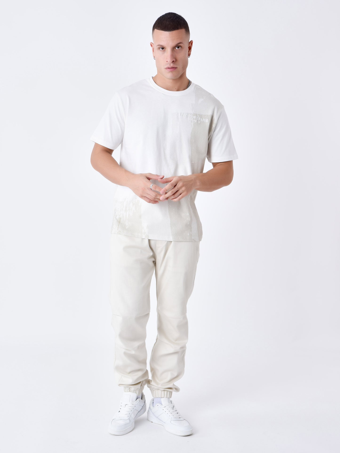 tee-shirt-imprime-rouleau-de-peinture-blanc-casse