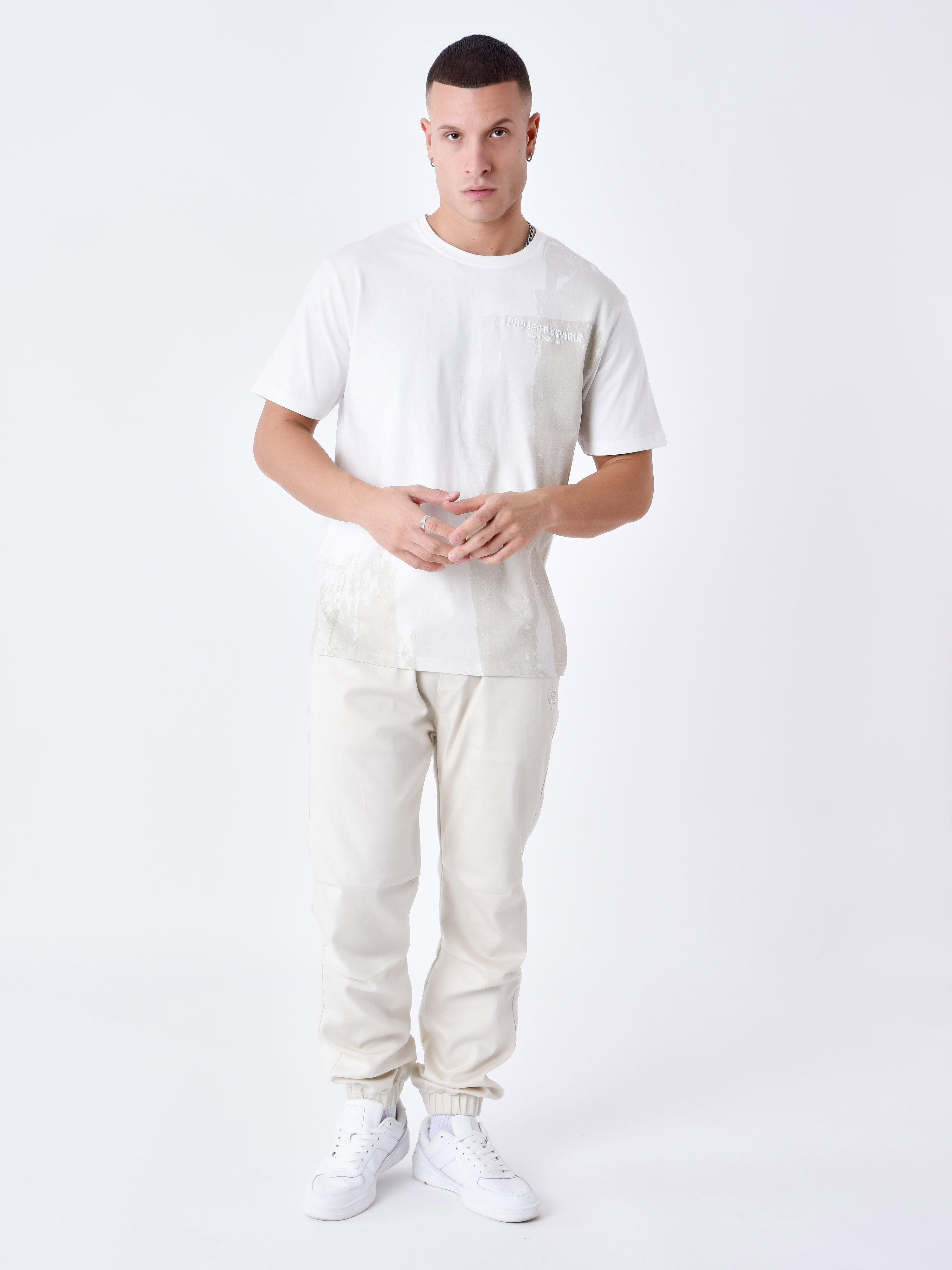 tee-shirt-imprime-rouleau-de-peinture-blanc-casse