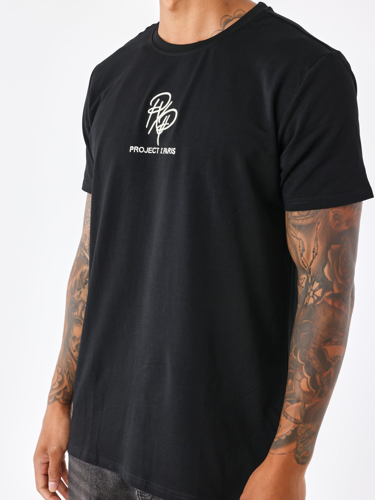 tee-shirt-logote-noir-modelshot