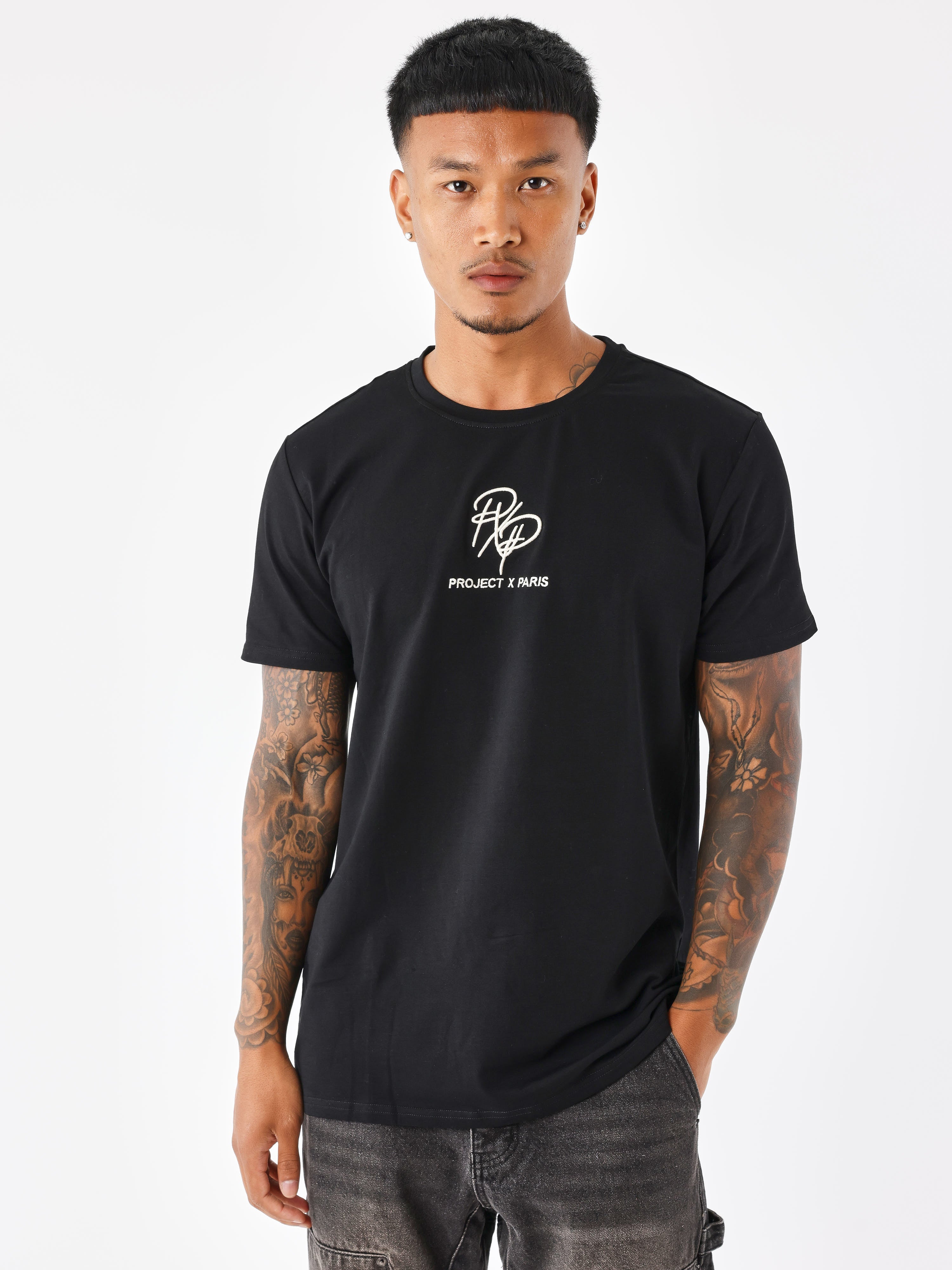 tee-shirt-logote-noir-modelshot