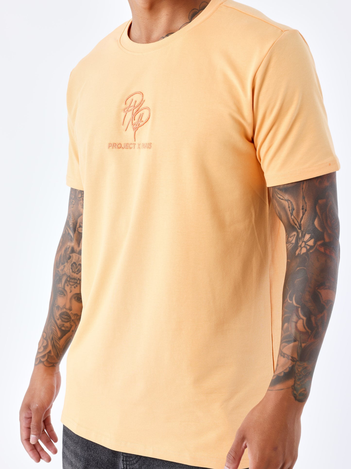 tee-shirt-logote-apricot-cream-modelshot