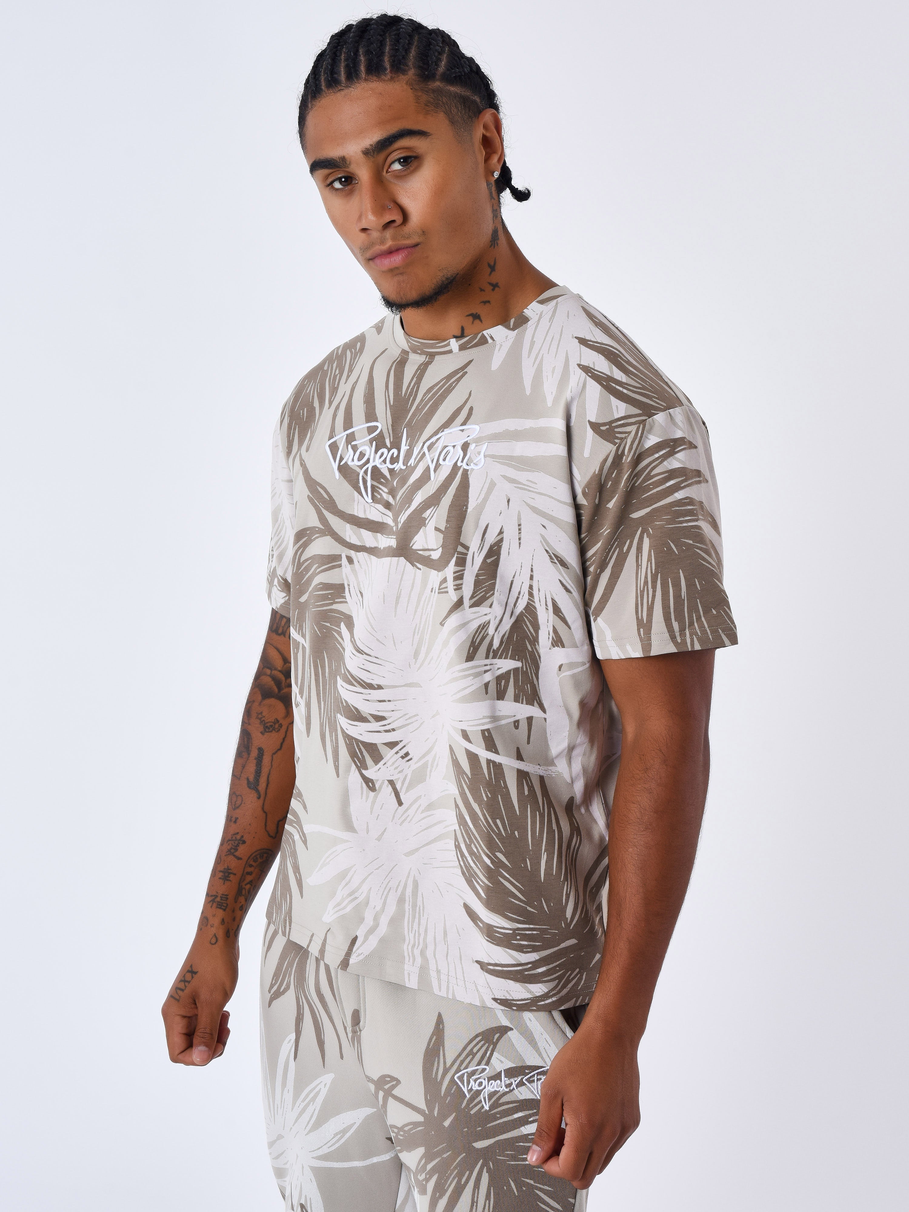 tee-shirt-motif-all-over-feuilles-de-palmier-beige