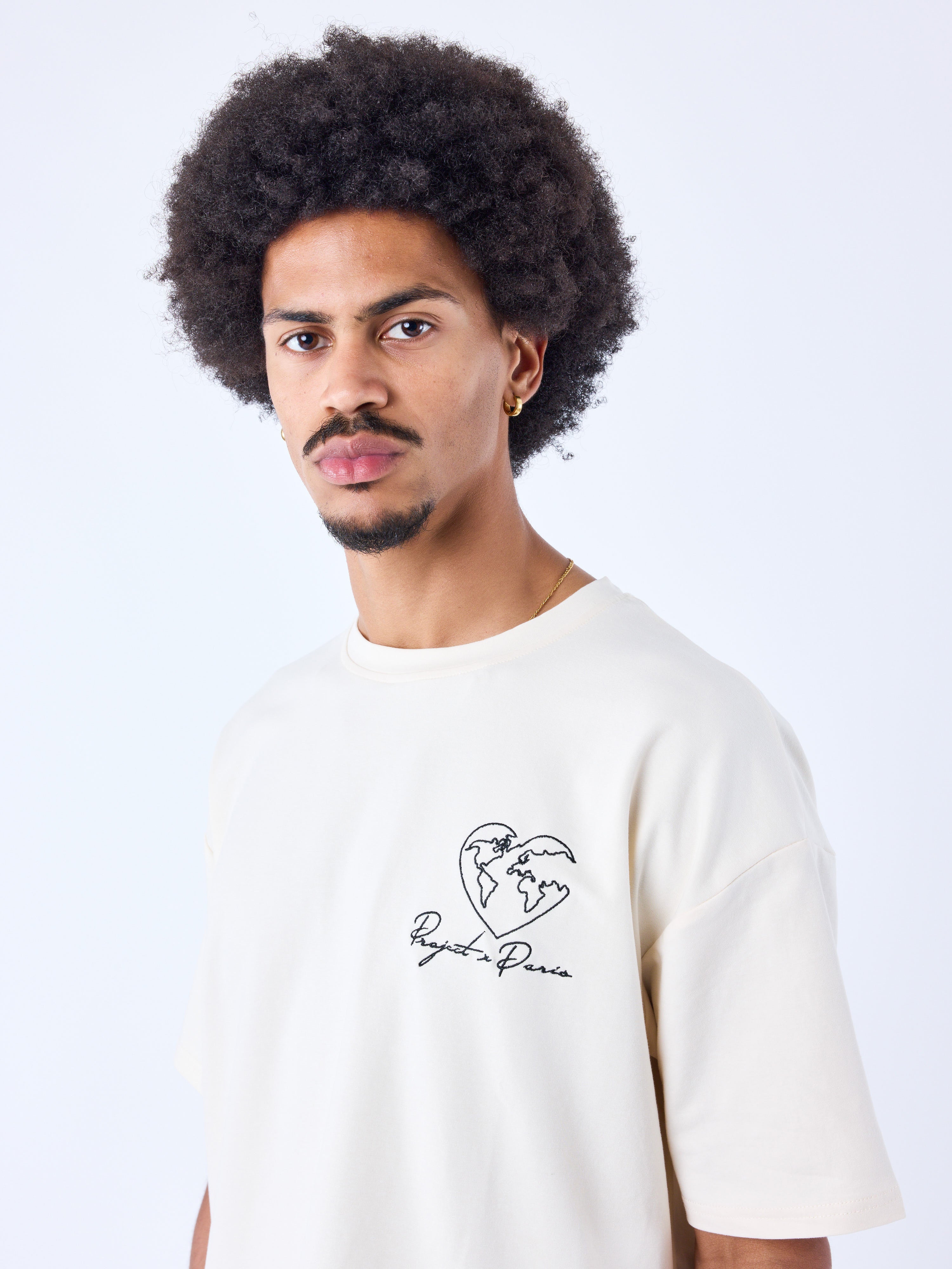 T-shirt med hjerteverden-motiv-6