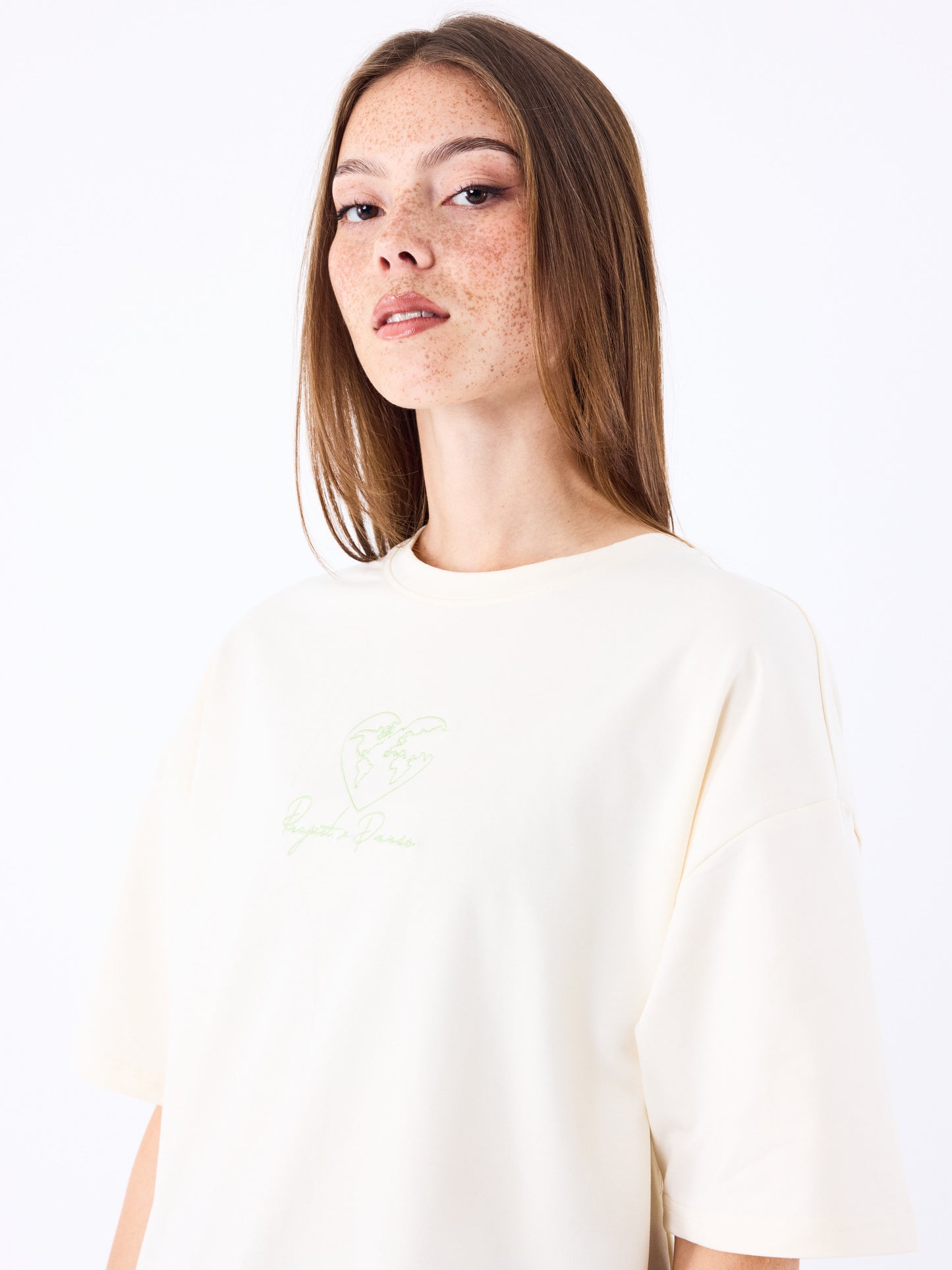 tee-shirt-motif-coeurmonde-5076-craie-modelshot
