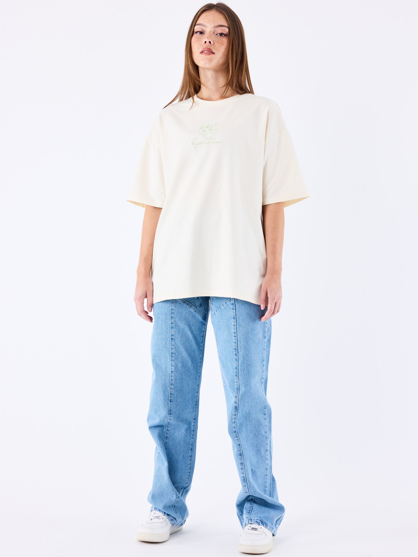 tee-shirt-motif-coeurmonde-5076-craie-modelshot