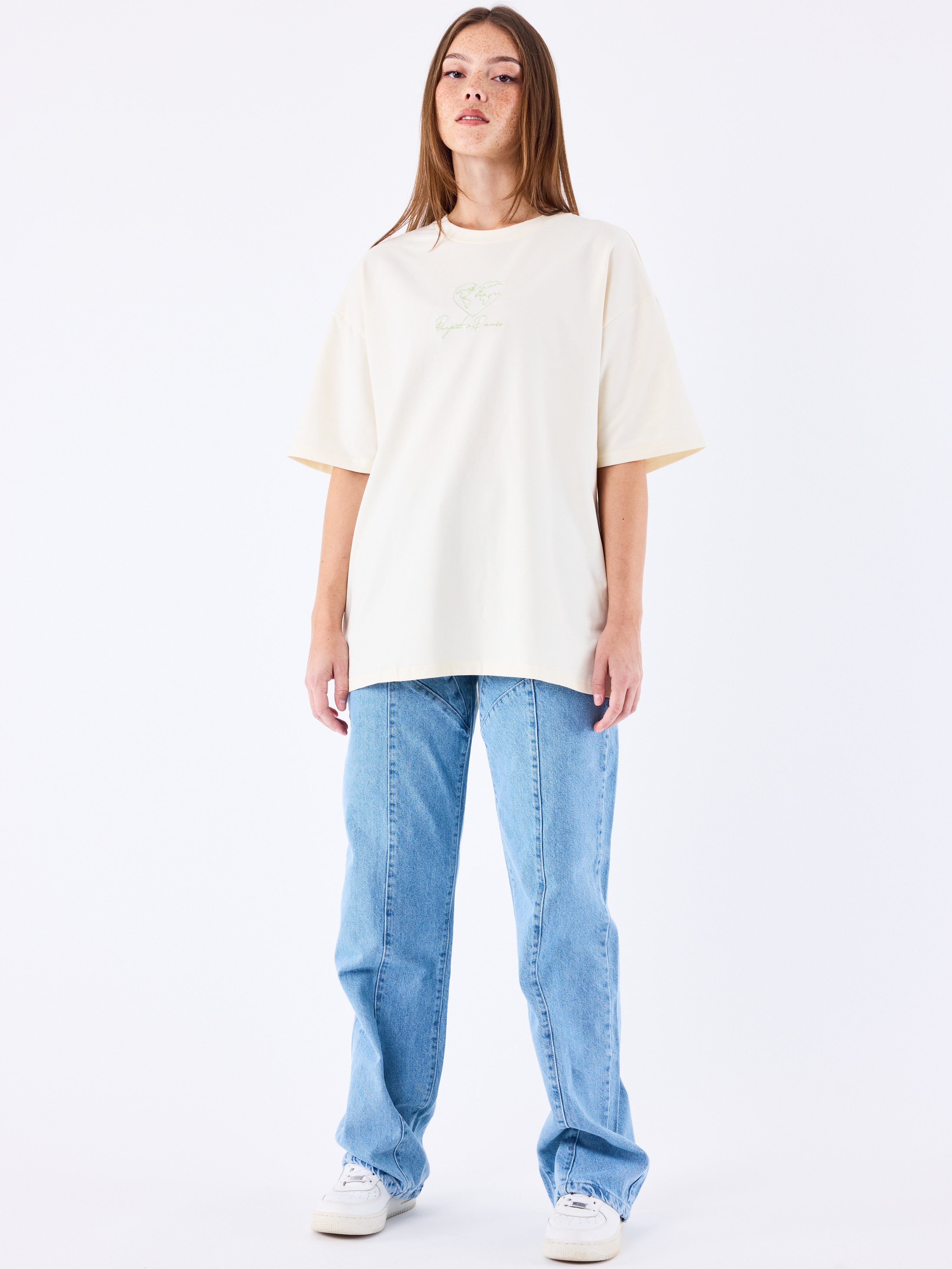 tee-shirt-motif-coeurmonde-5076-craie-modelshot