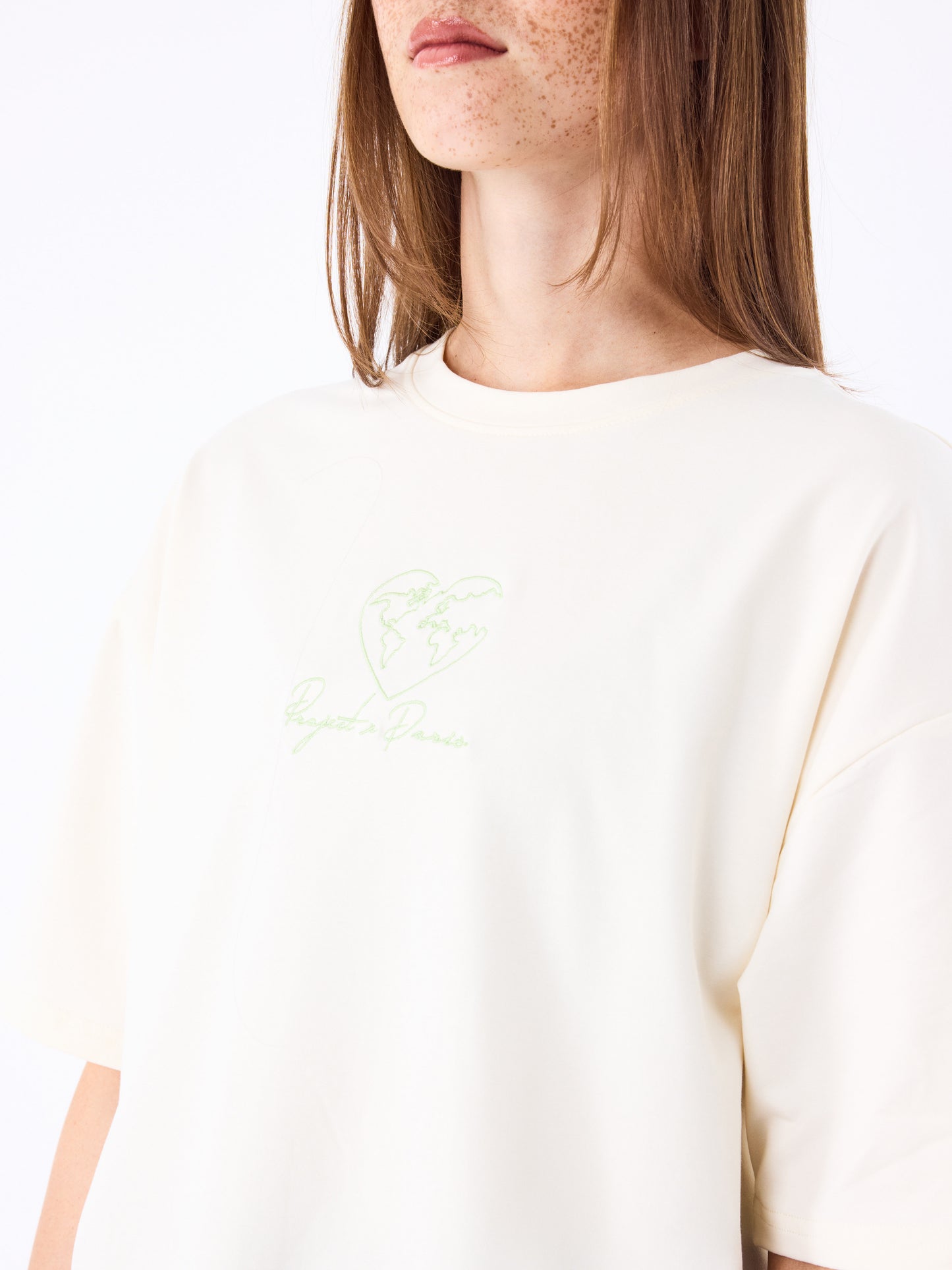 tee-shirt-motif-coeurmonde-5076-craie-modelshot
