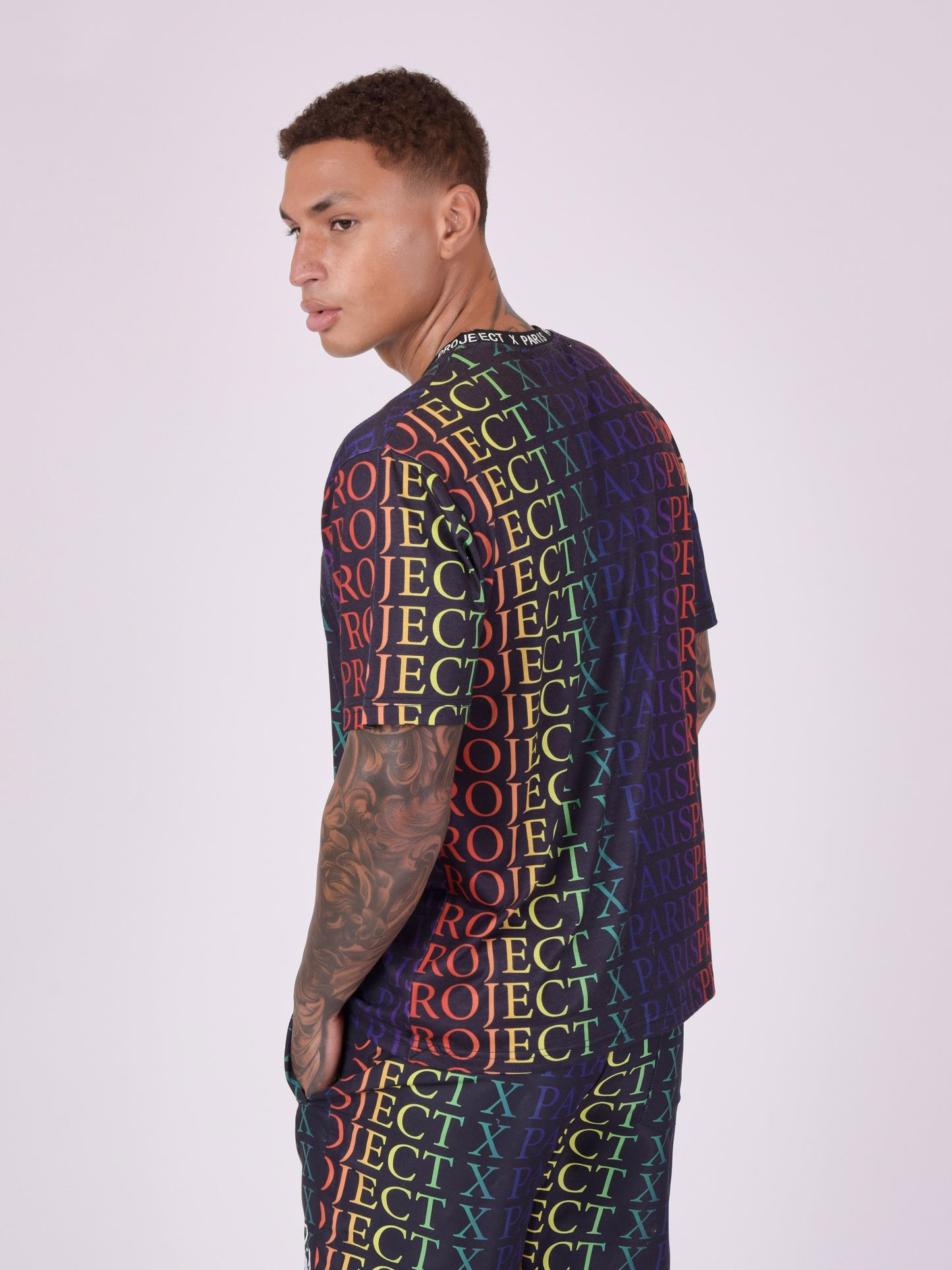 tee-shirt-motif-logo-degrade-arc-en-ciel-noir