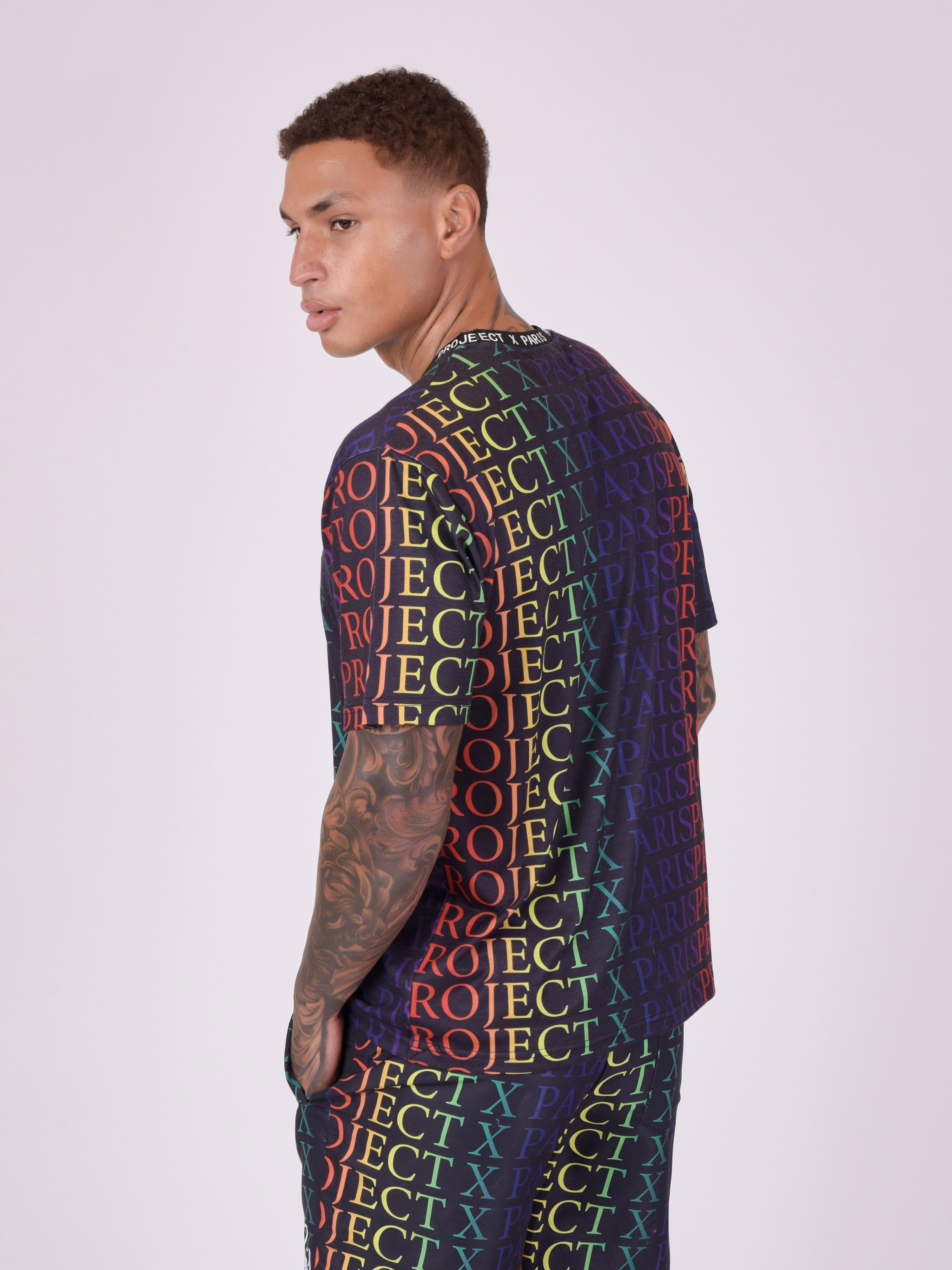 tee-shirt-motif-logo-degrade-arc-en-ciel-noir