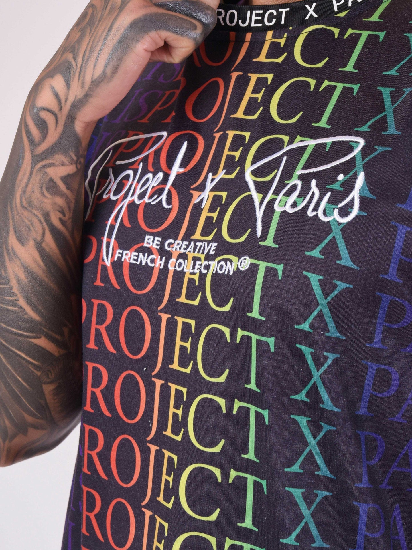 tee-shirt-motif-logo-degrade-arc-en-ciel-noir