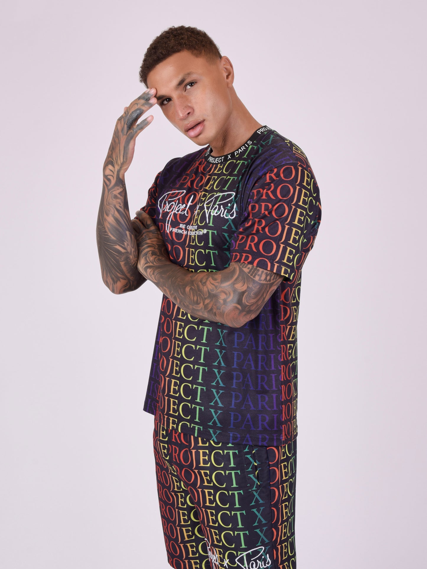 tee-shirt-motif-logo-degrade-arc-en-ciel-noir