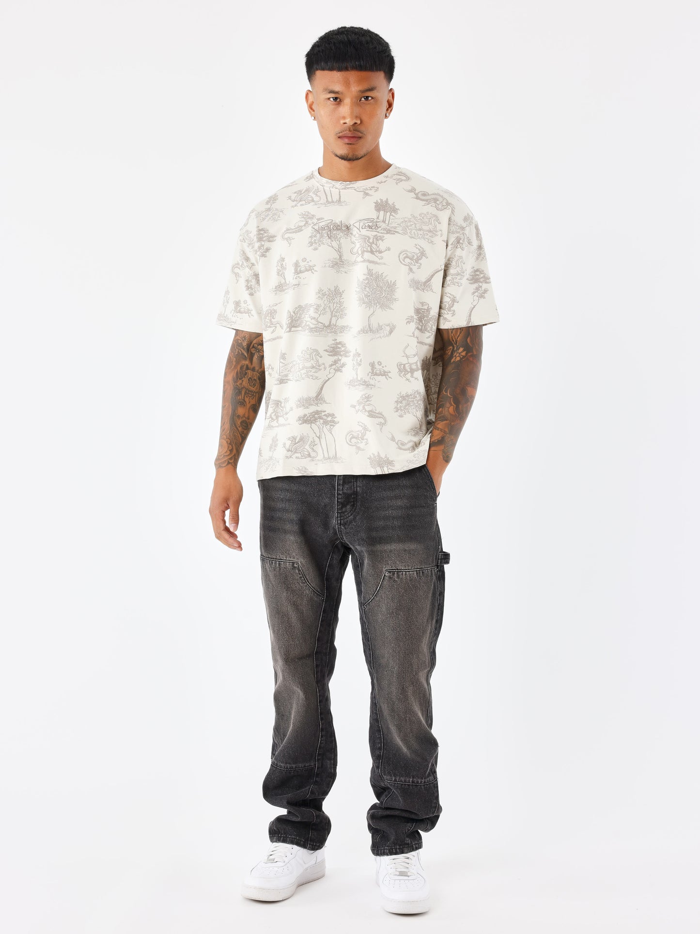 tee-shirt-motif-mythologique-greige-modelshot
