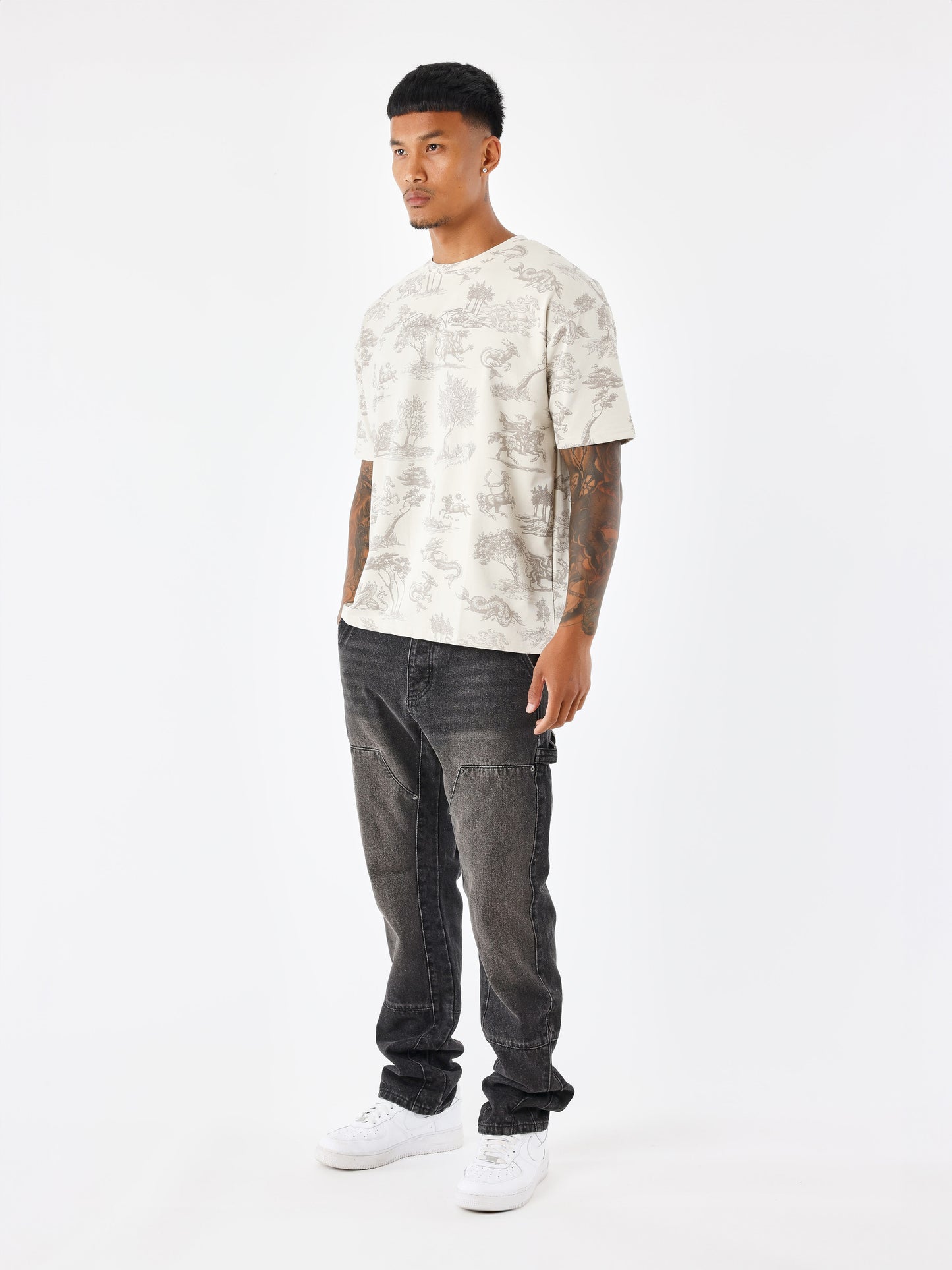 tee-shirt-motif-mythologique-greige-modelshot