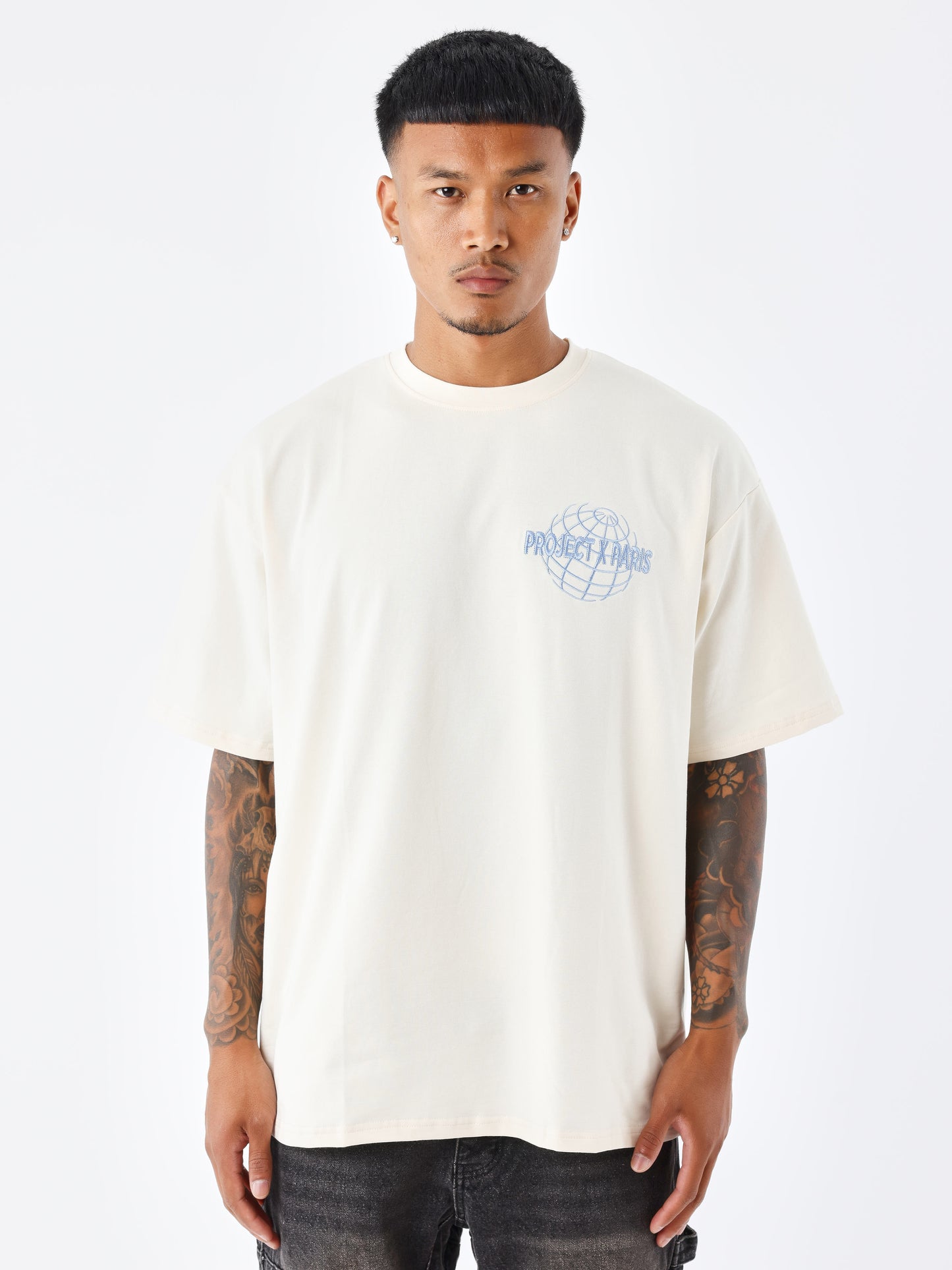 tee-shirt-motif-planete-craie-modelshot