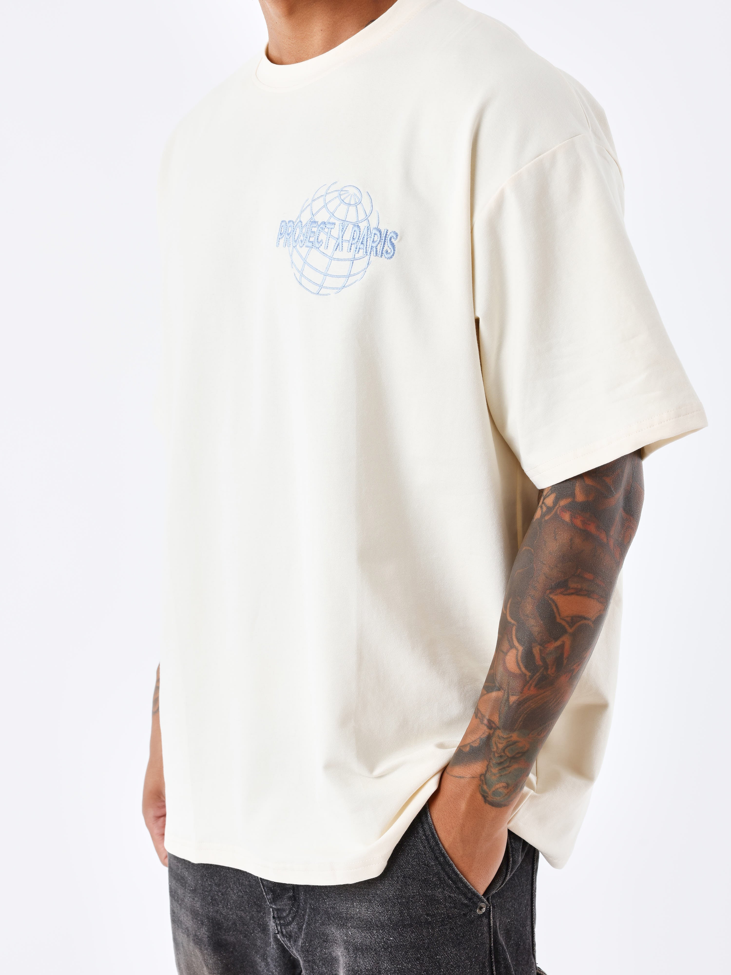tee-shirt-motif-planete-craie-modelshot