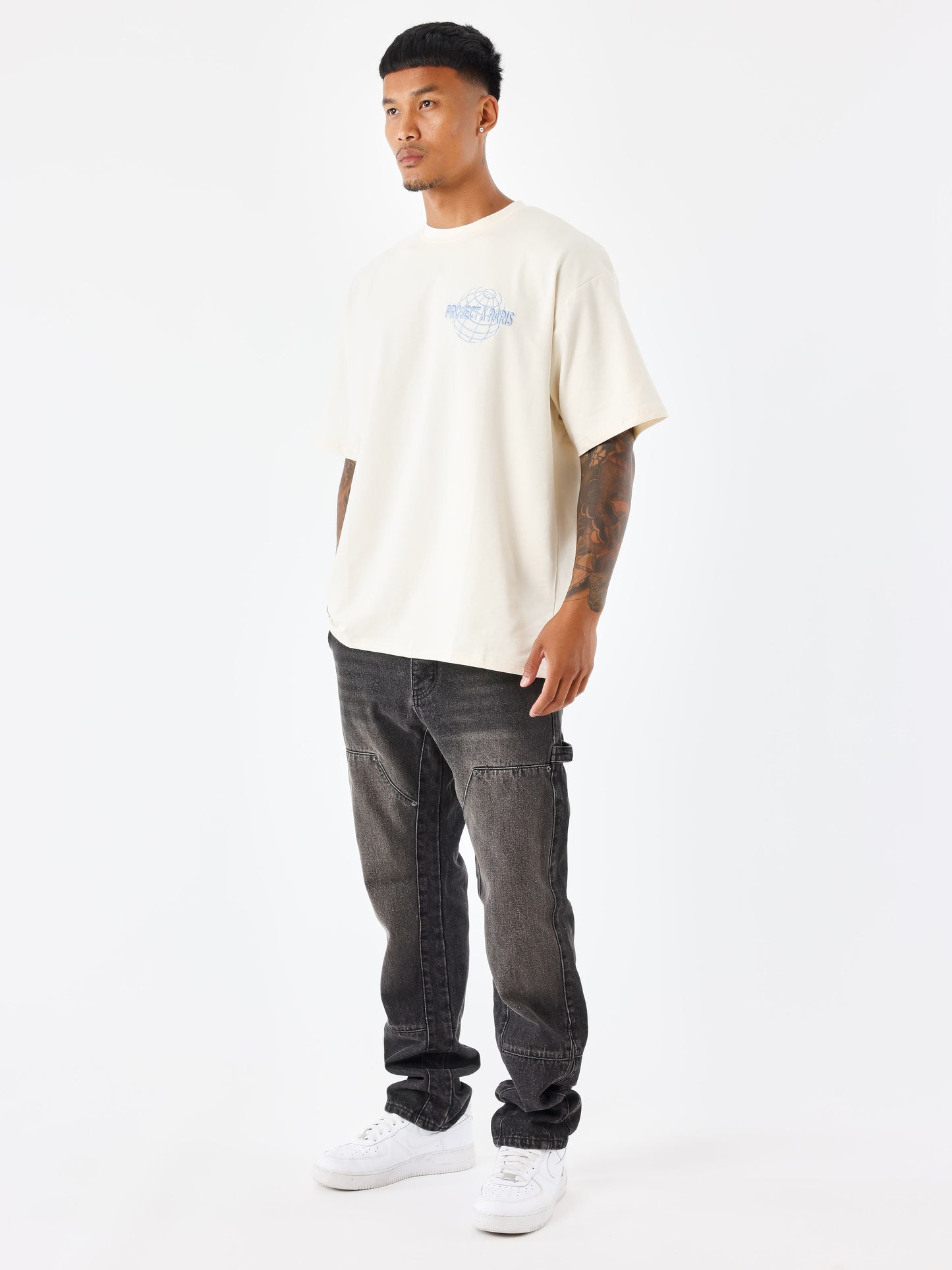 tee-shirt-motif-planete-craie-modelshot