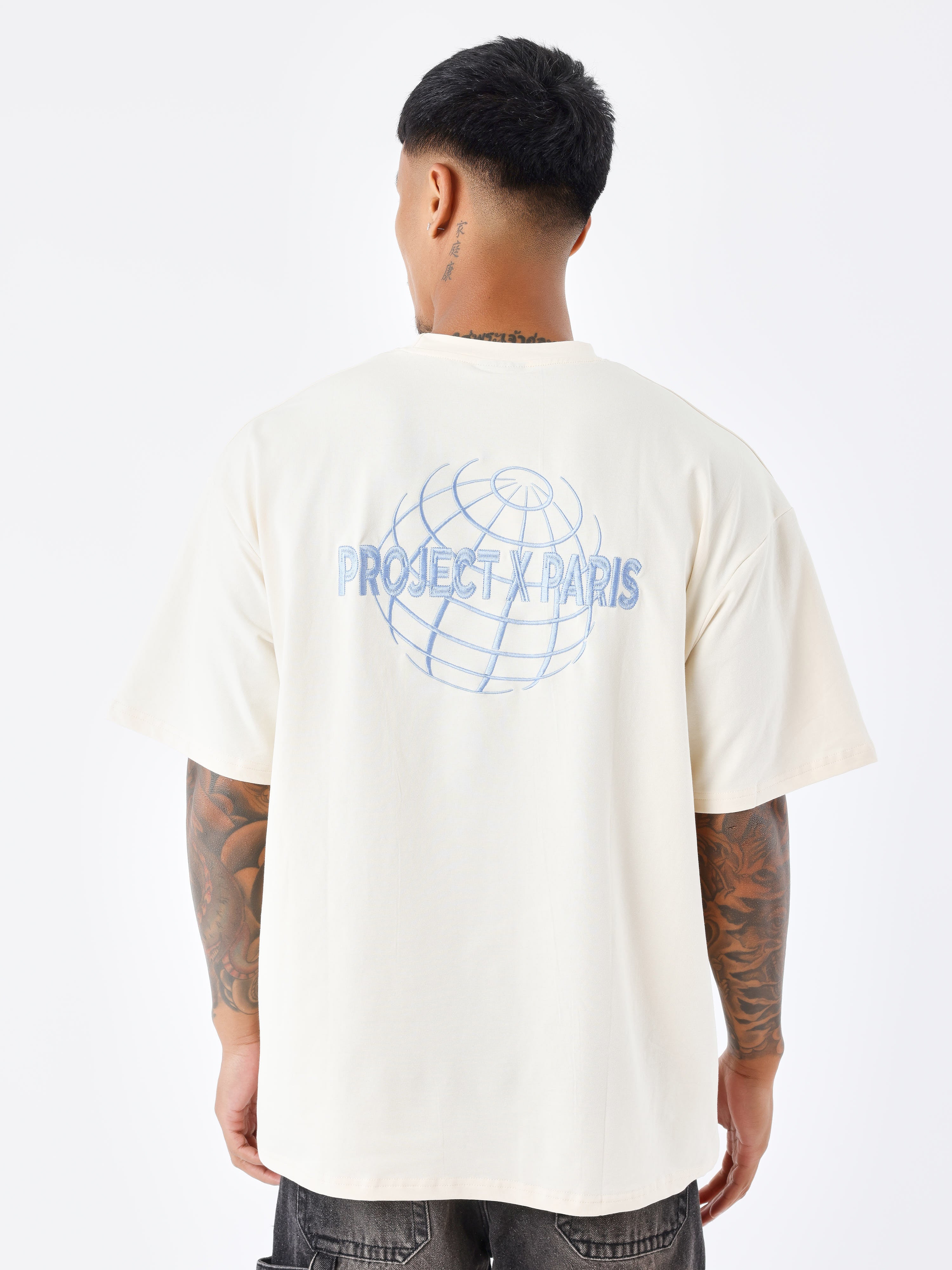 tee-shirt-motif-planete-craie-modelshot