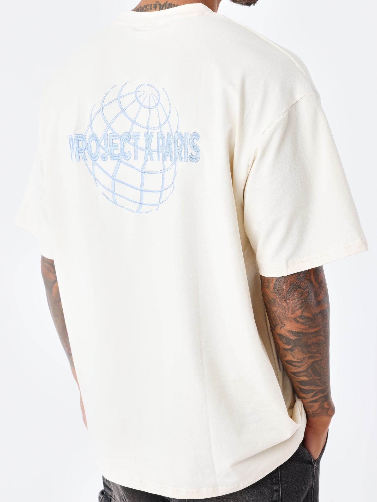 tee-shirt-motif-planete-craie-modelshot