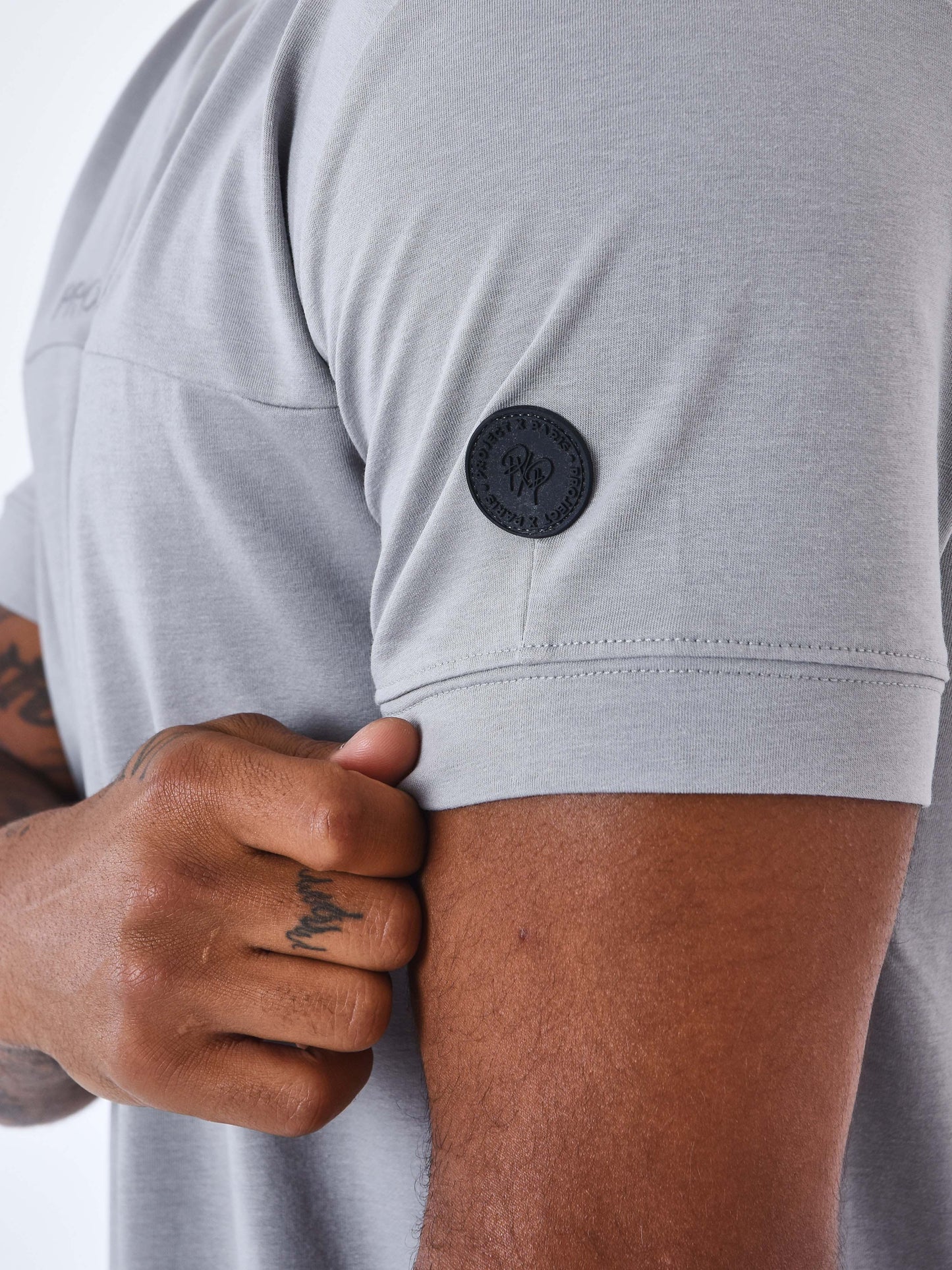 tee-shirt-style-techwear-gris-clair