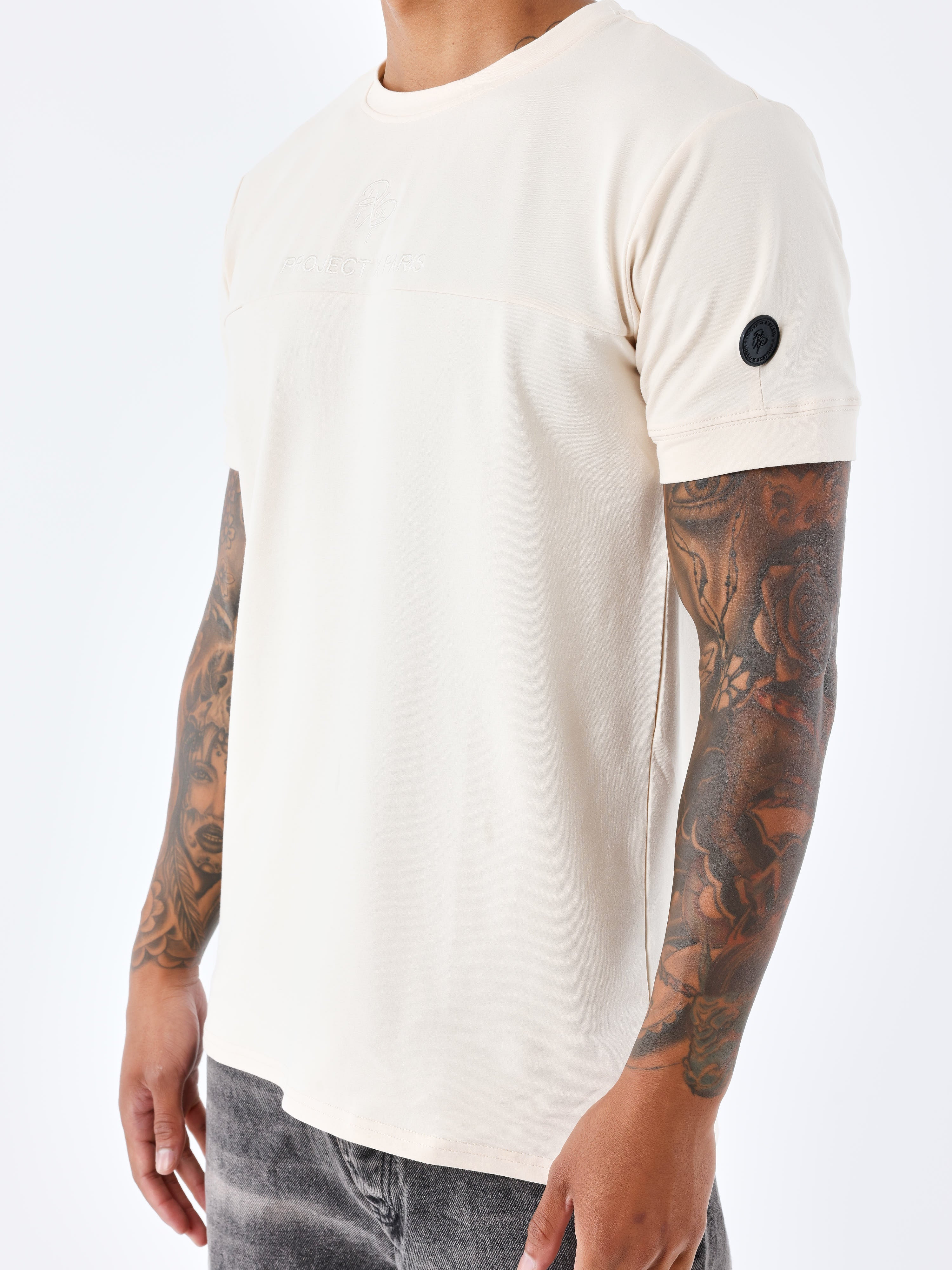 tee-shirt-style-techwear-ivoire-modelshot