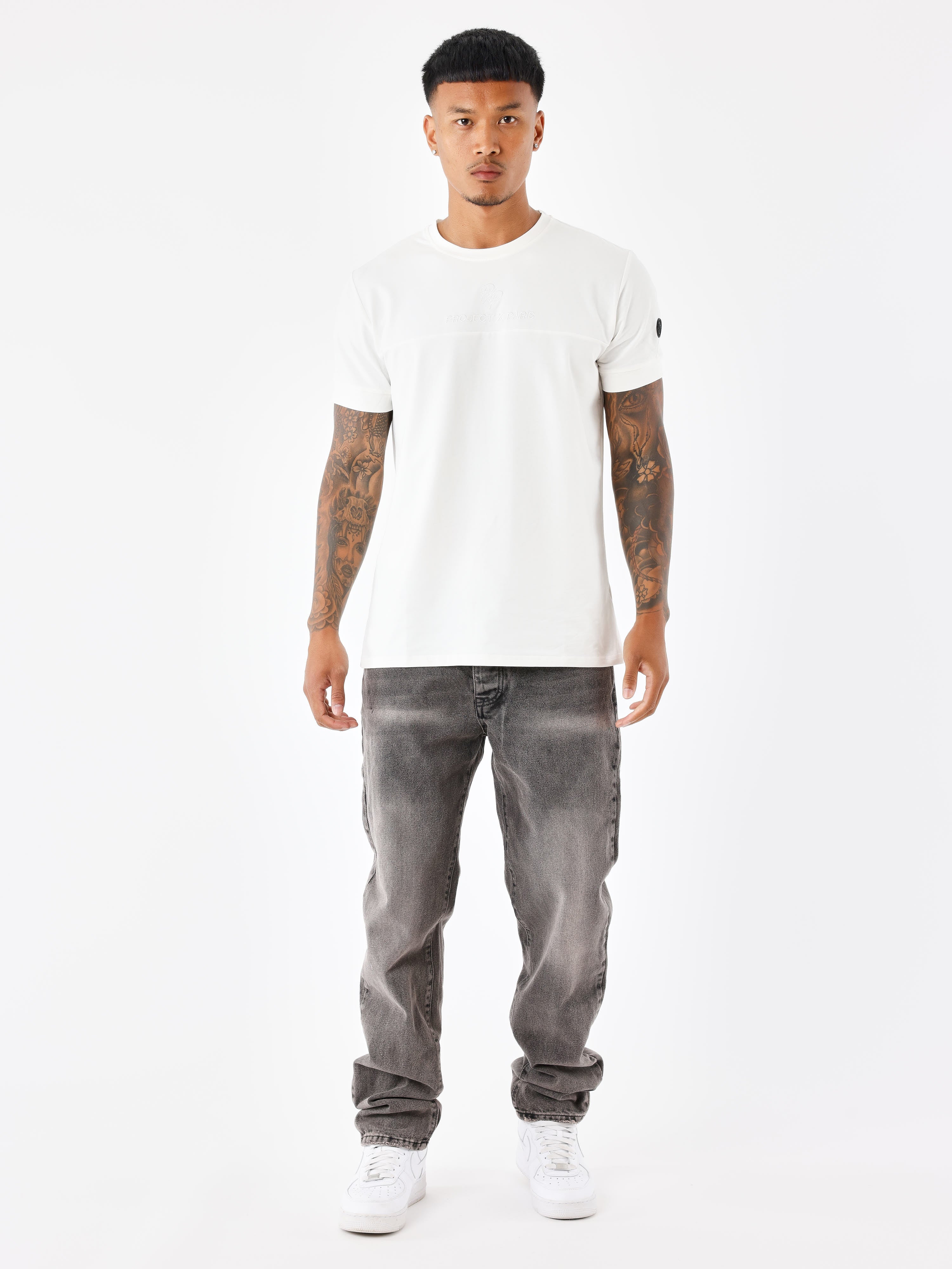 tee-shirt-style-techwear-blanc-casse-modelshot
