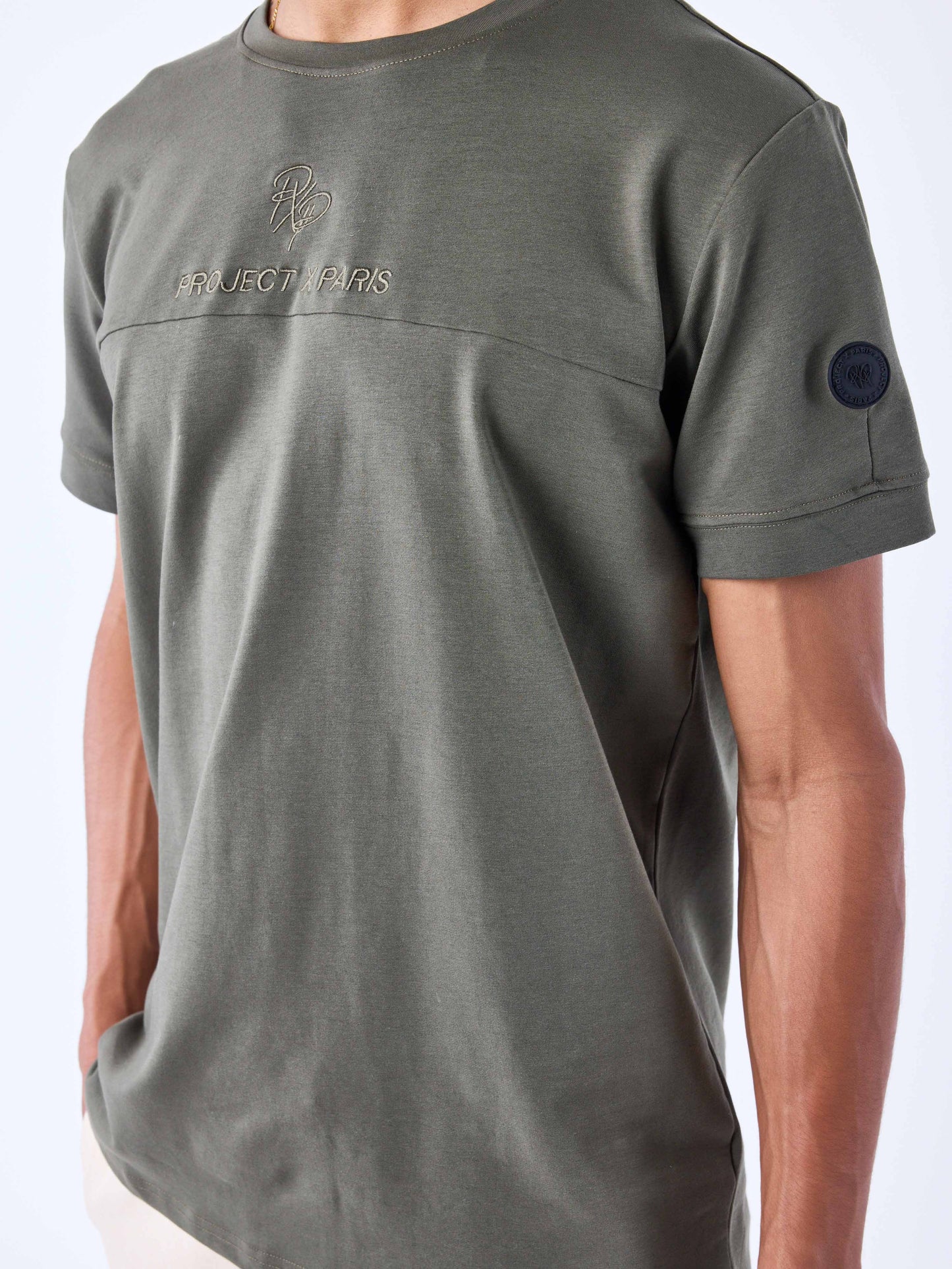 tee-shirt-style-techwear-olive-fonce
