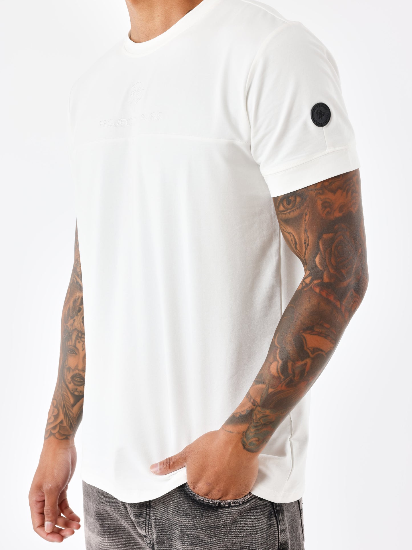 tee-shirt-style-techwear-blanc-casse
