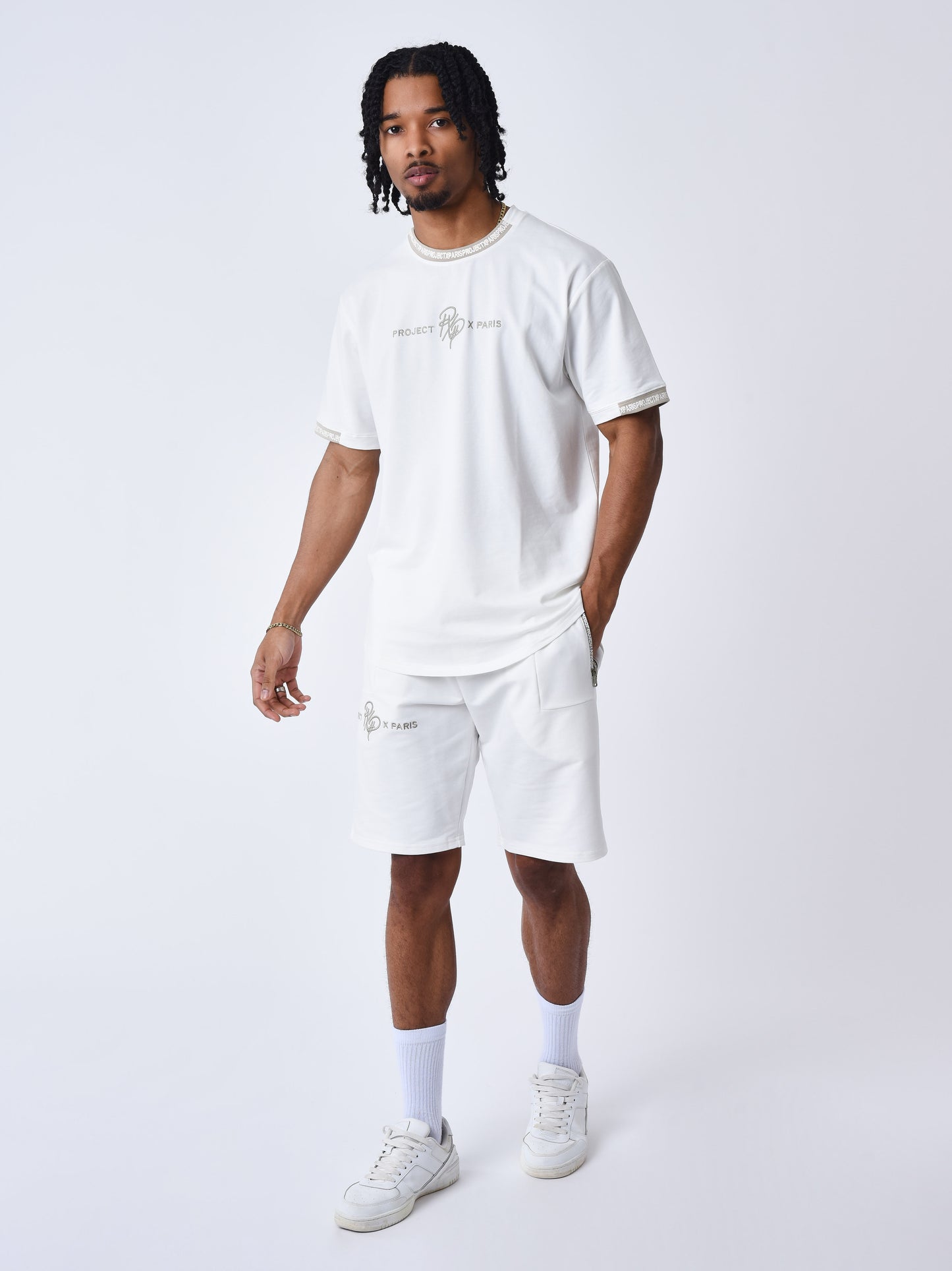 tee-shirt-uni-avec-bande-logo-blanc-casse-gris-fume