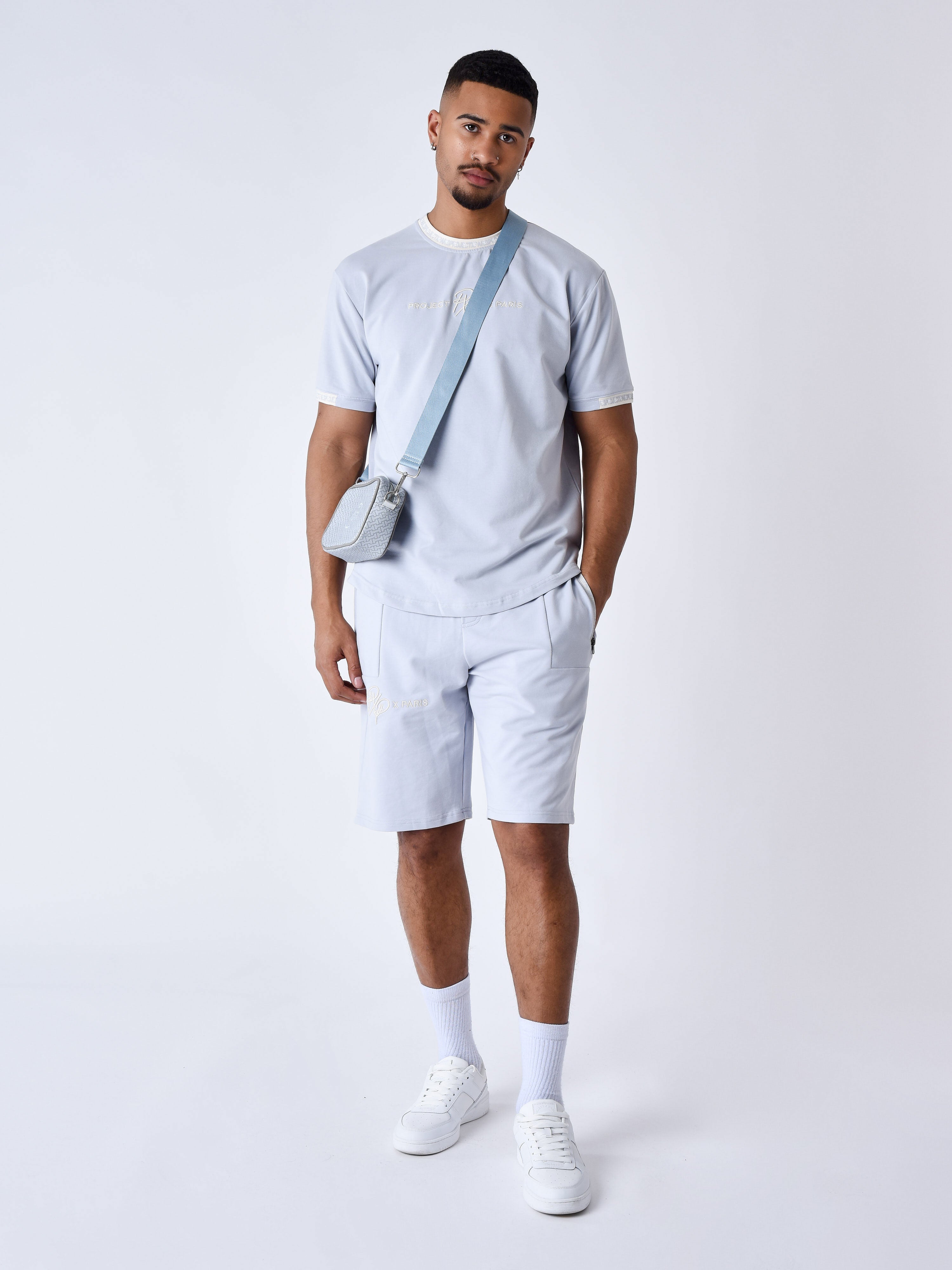 tee-shirt-uni-avec-bande-logo-bleu-glacier