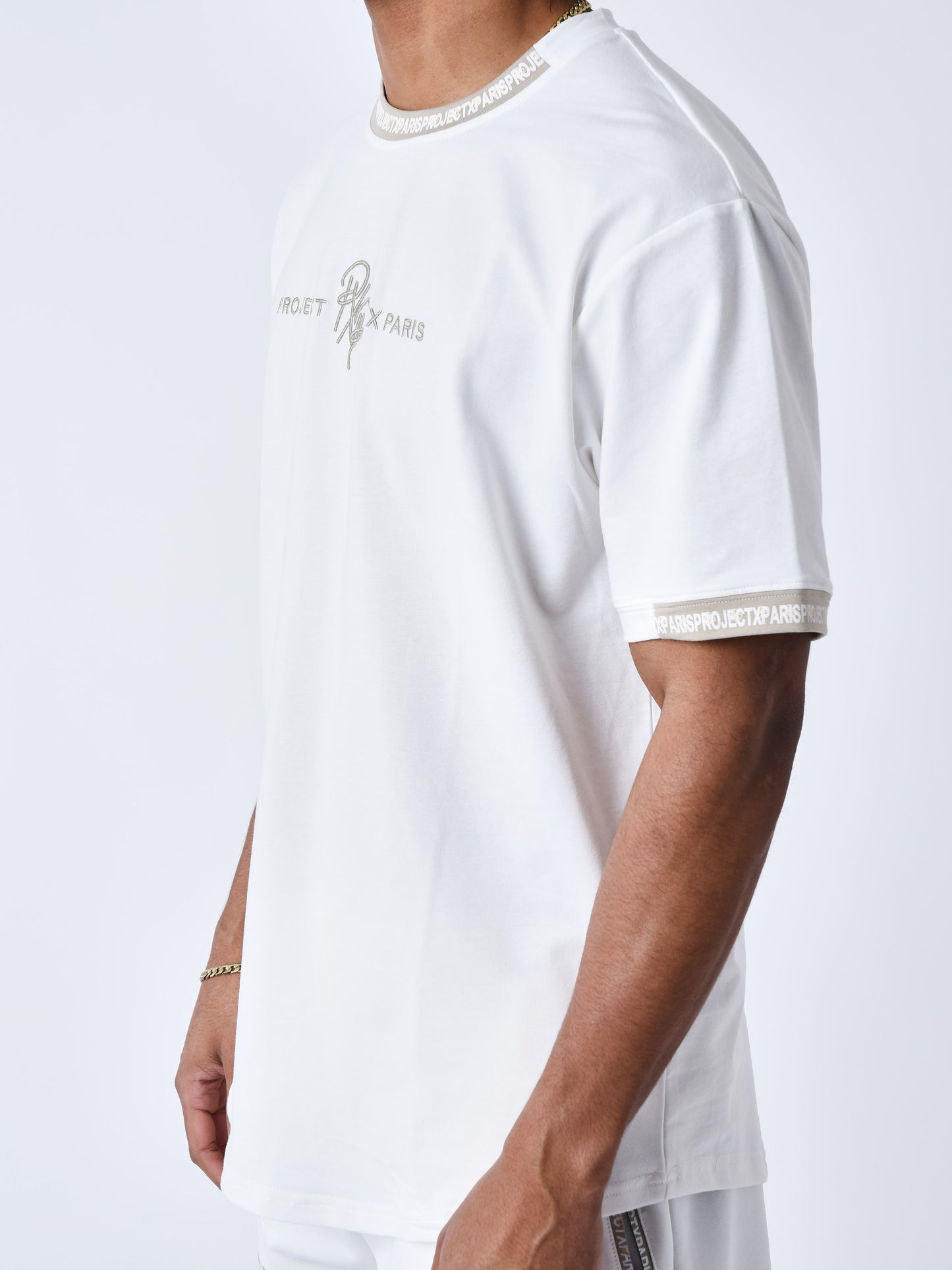 tee-shirt-uni-avec-bande-logo-blanc-casse-gris-fume