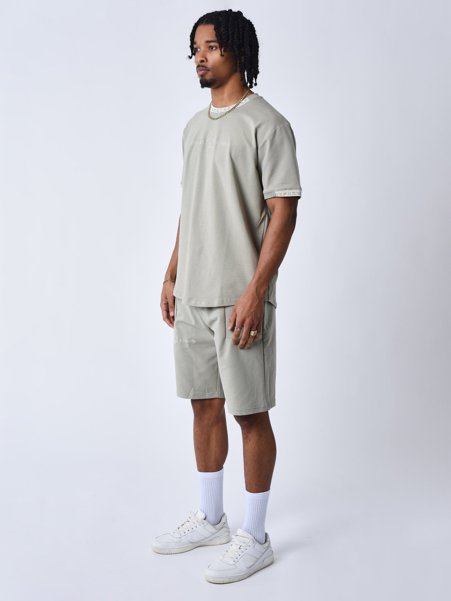tee-shirt-uni-avec-bande-logo-kaki-gris