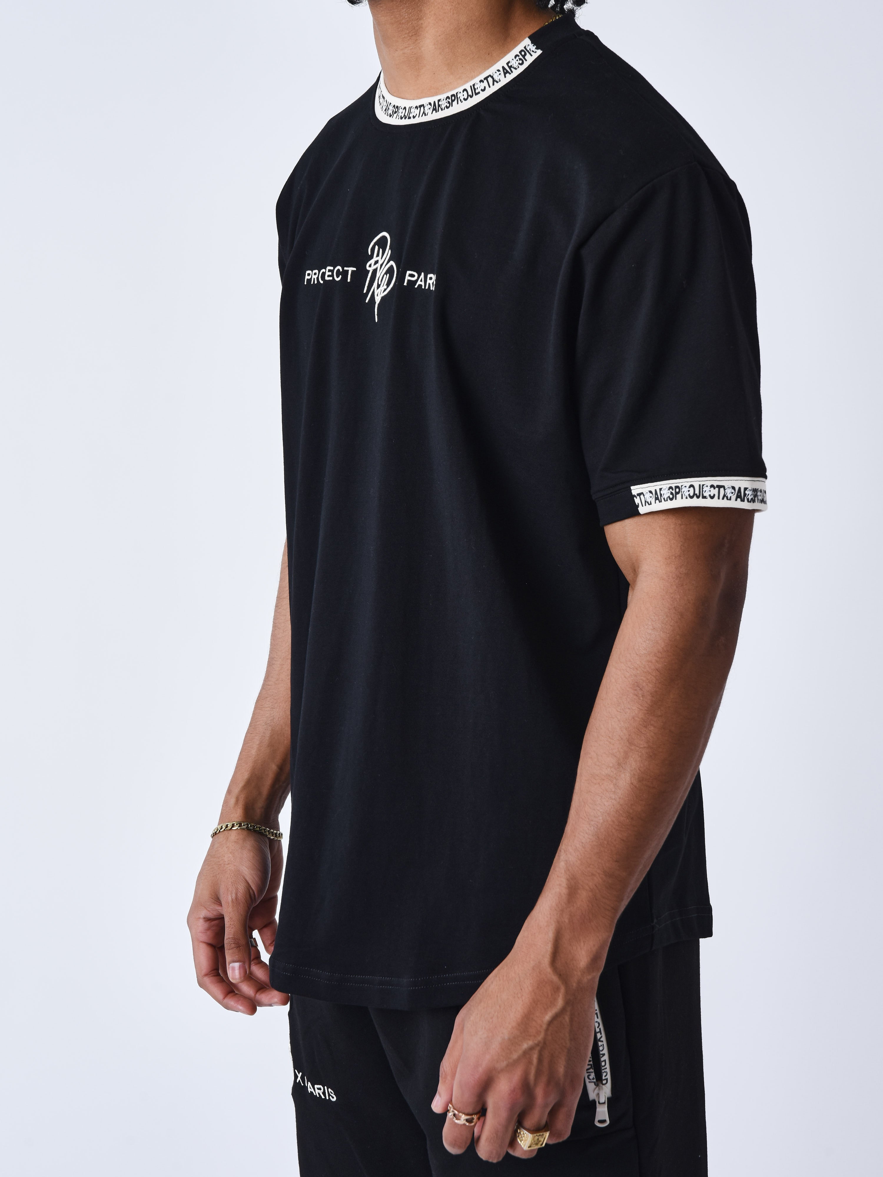 tee-shirt-uni-avec-bande-logo-noir-blanc