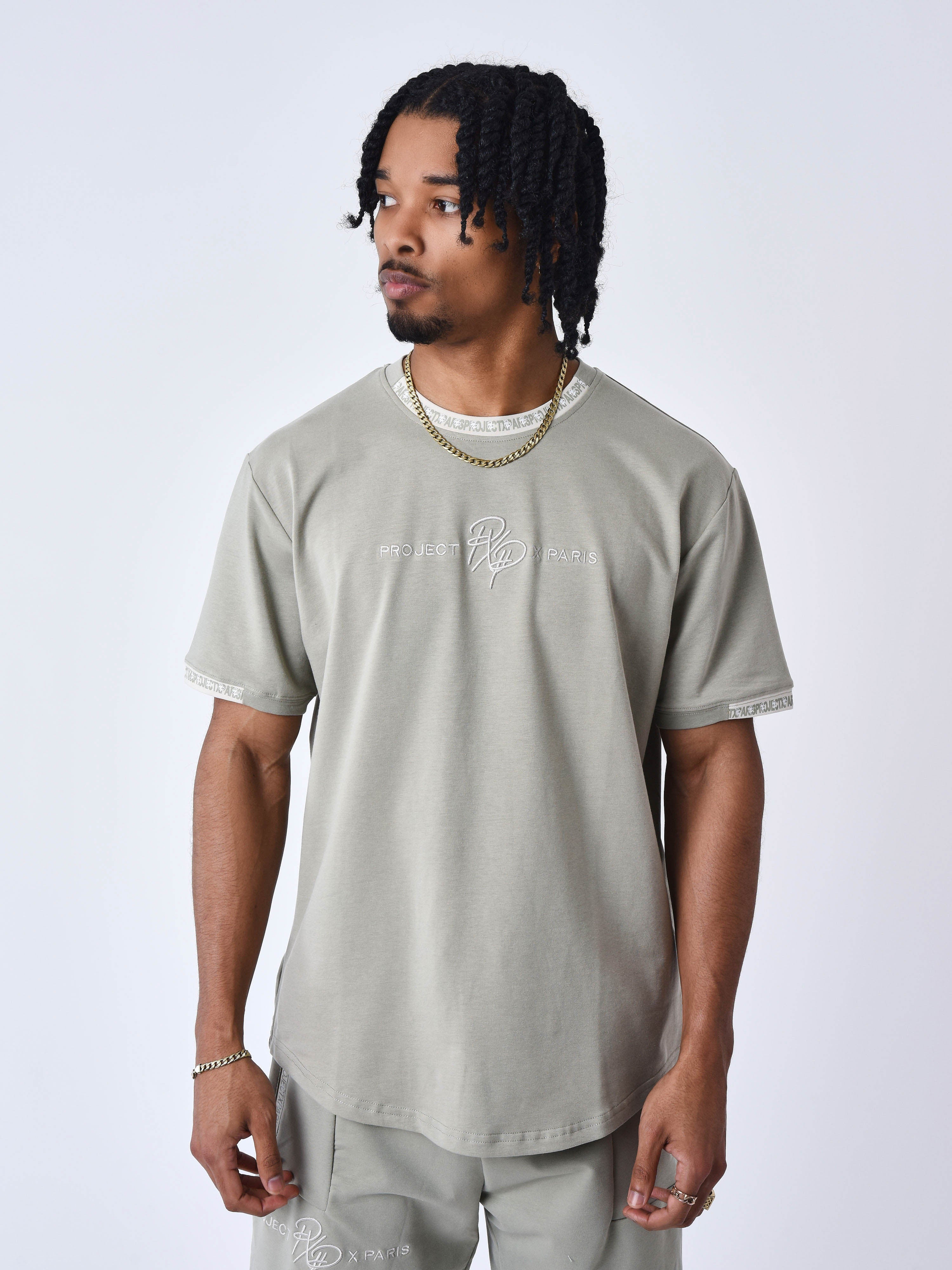 tee-shirt-uni-avec-bande-logo-kaki-gris