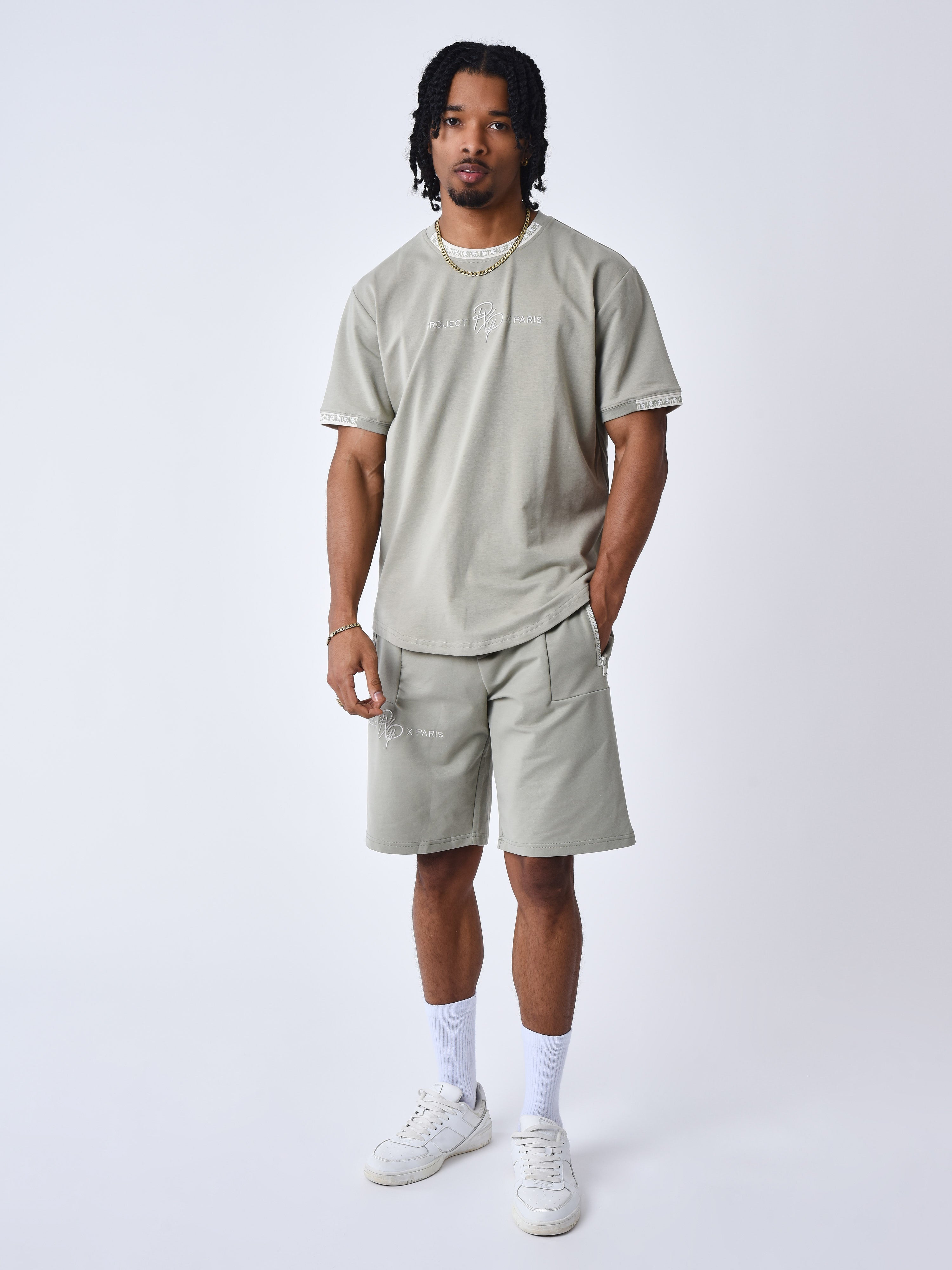 tee-shirt-uni-avec-bande-logo-kaki-gris