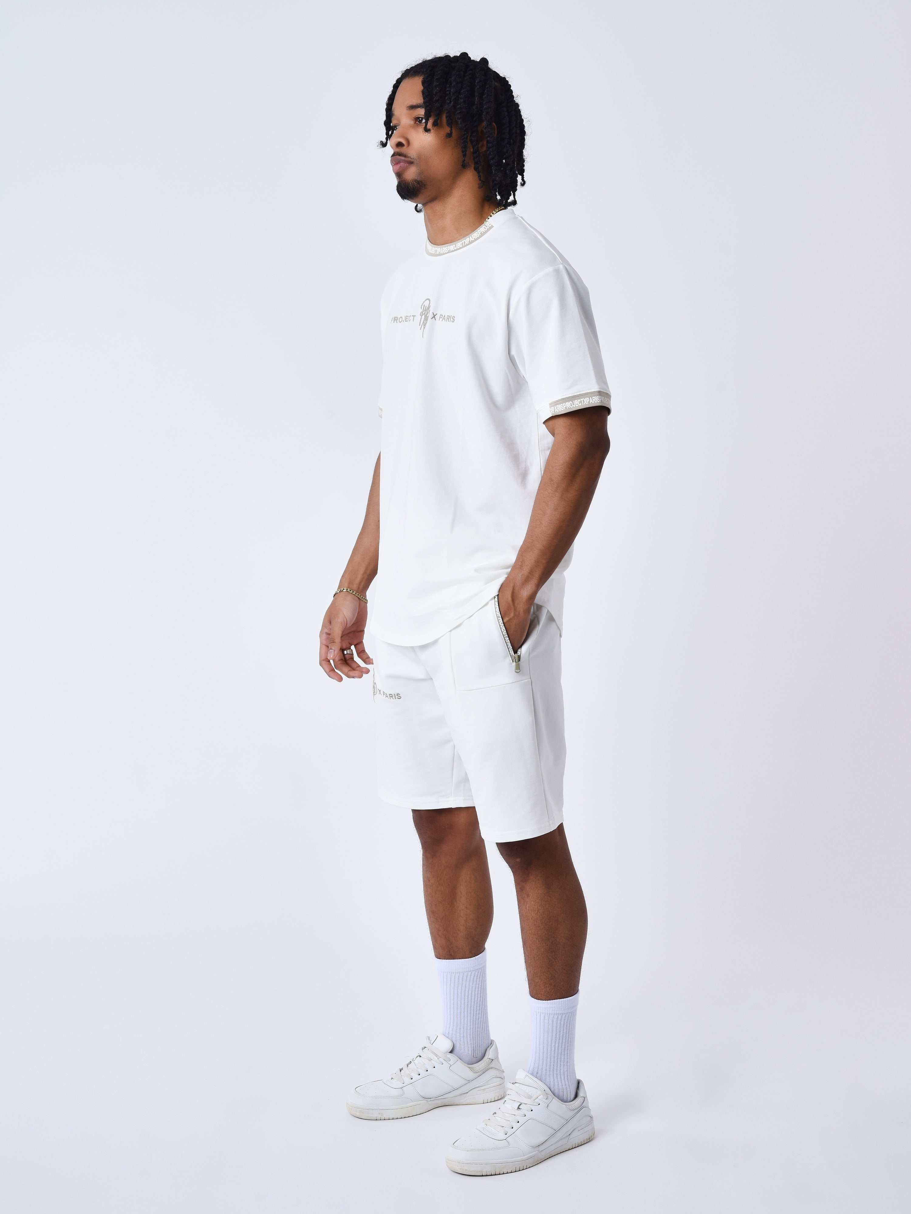 tee-shirt-uni-avec-bande-logo-blanc-casse-gris-fume